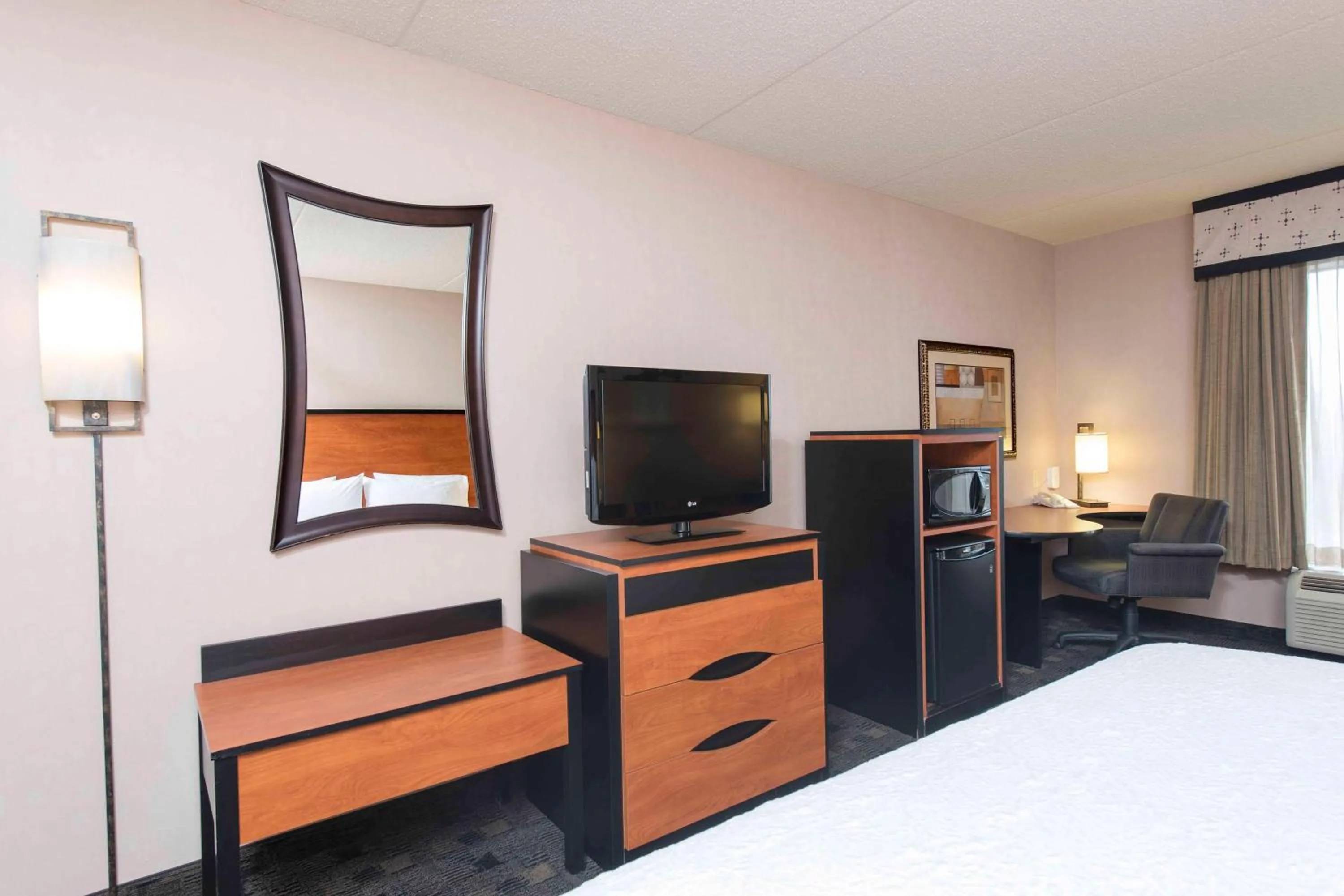 Bed in Hampton Inn and Suites Indianapolis-Fishers