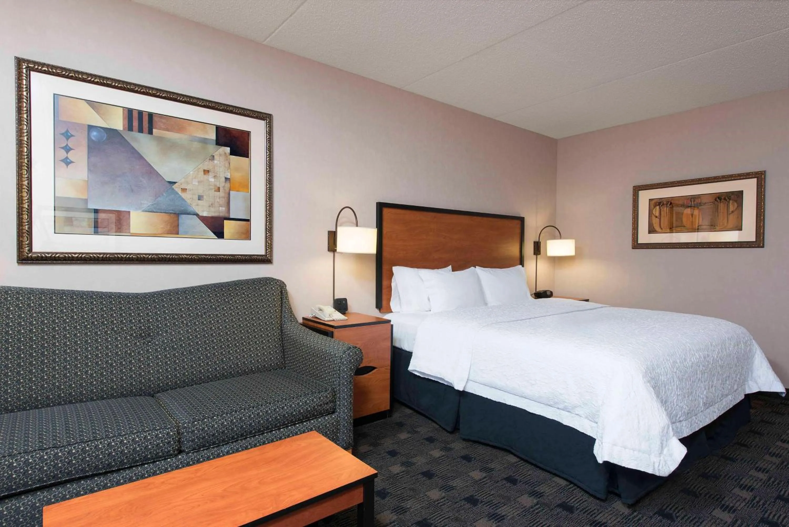 Bed in Hampton Inn and Suites Indianapolis-Fishers