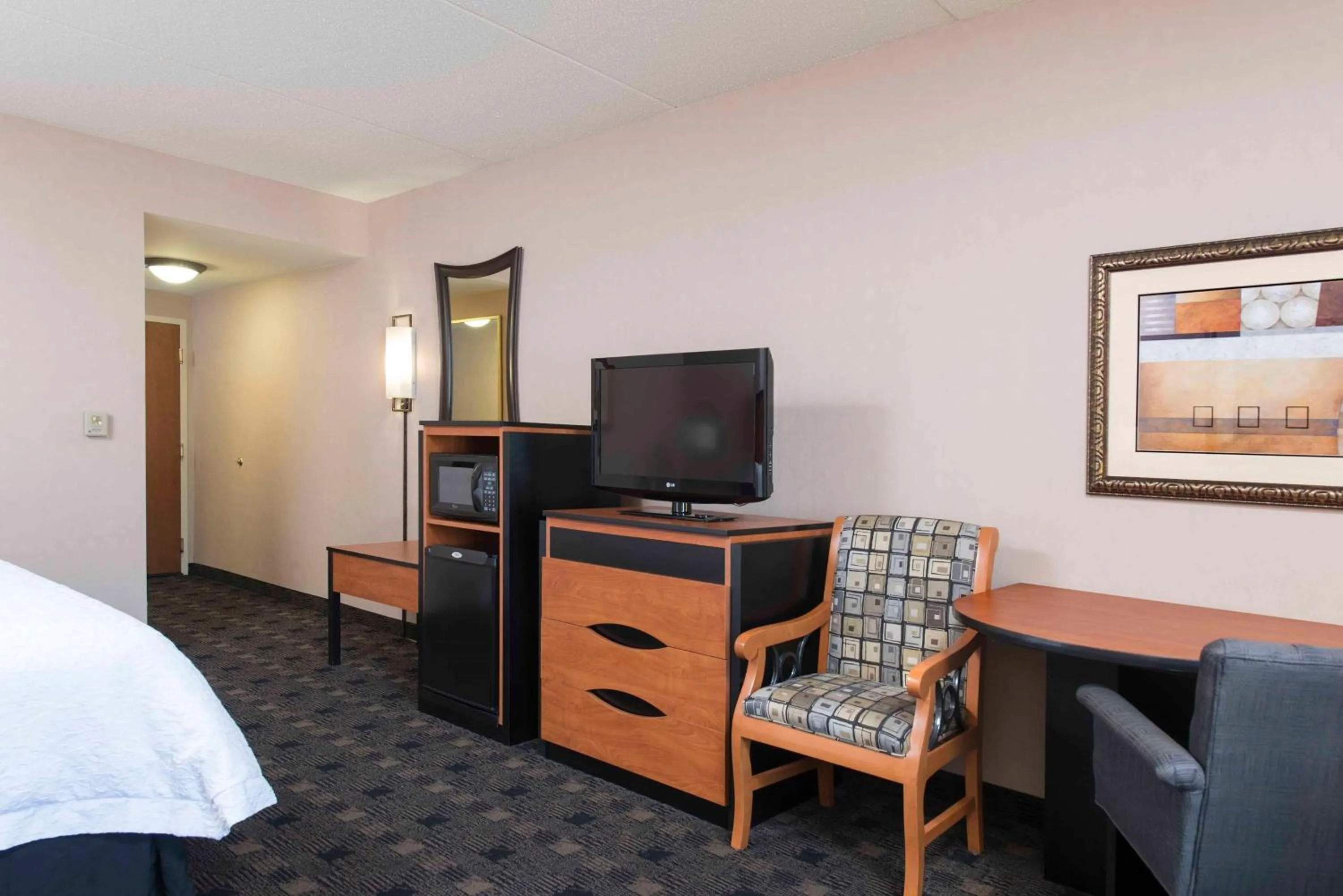 Bed in Hampton Inn and Suites Indianapolis-Fishers