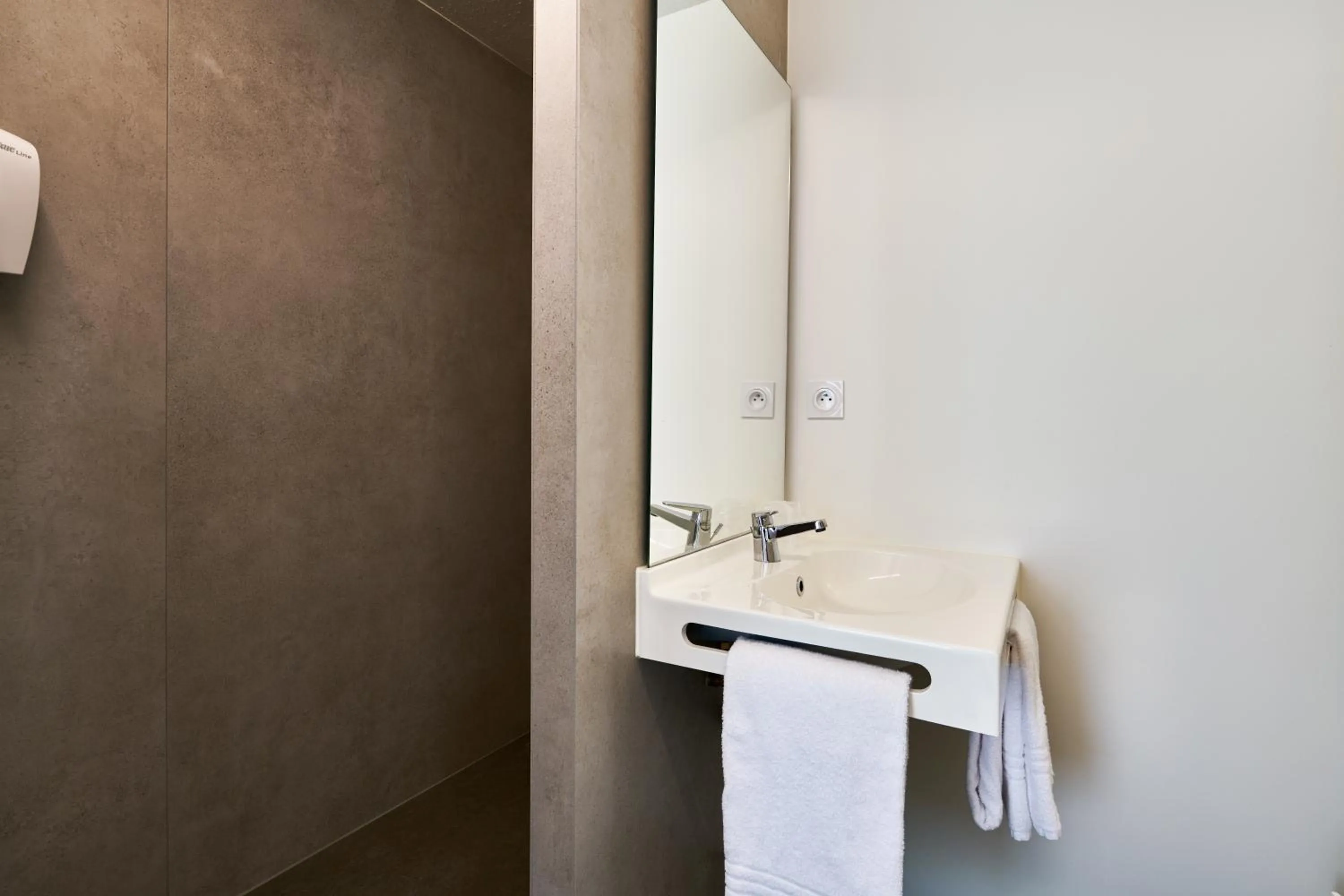 Shower in Première Classe La Roche Sur Yon - Vendéspace