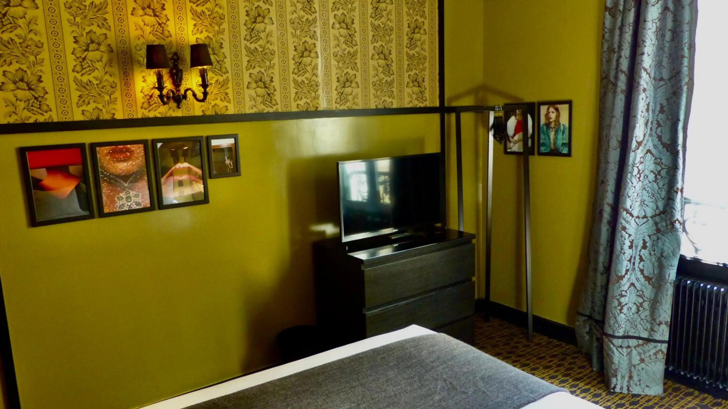 TV and multimedia, Bed in Hôtel Noir