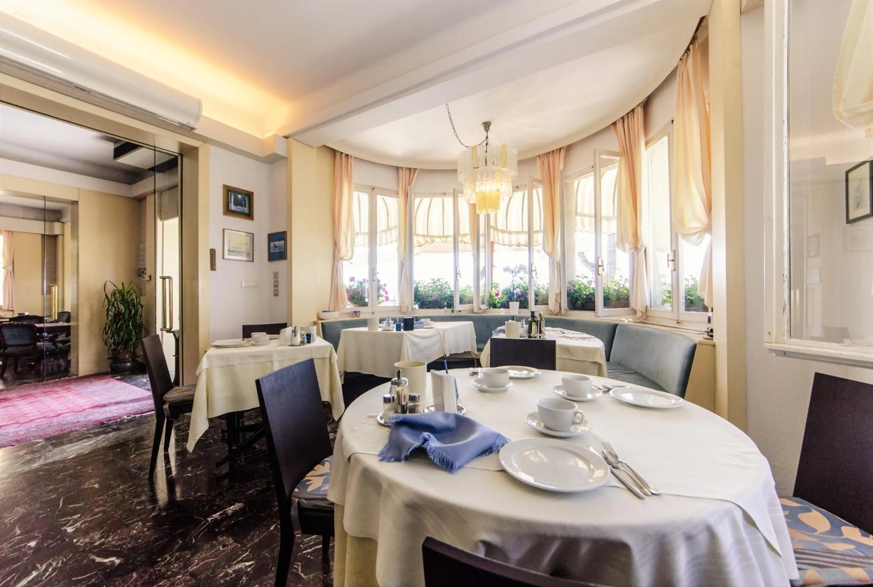 Restaurant/places to eat in Hotel Le Lampare