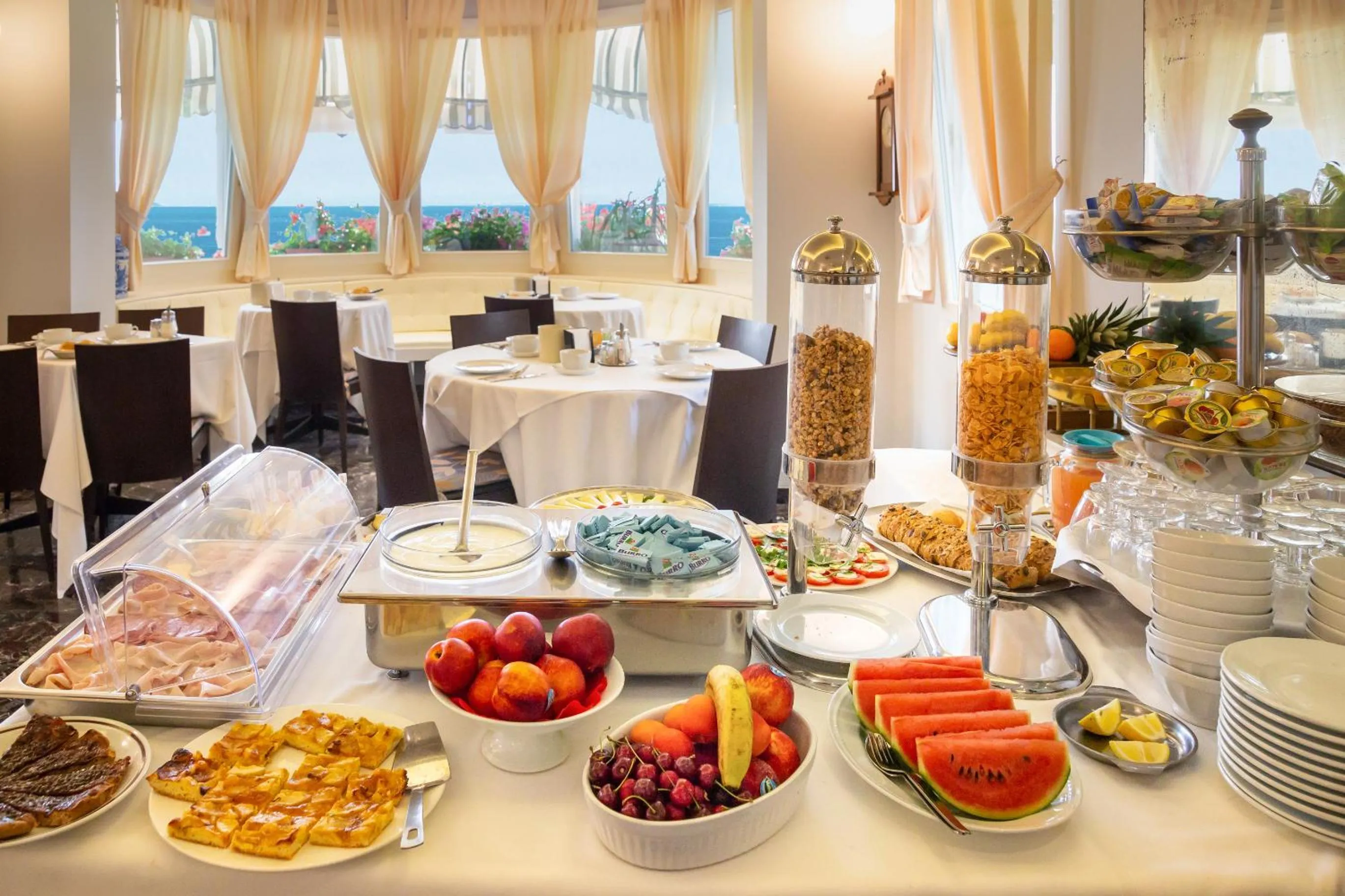 Continental breakfast in Hotel Le Lampare