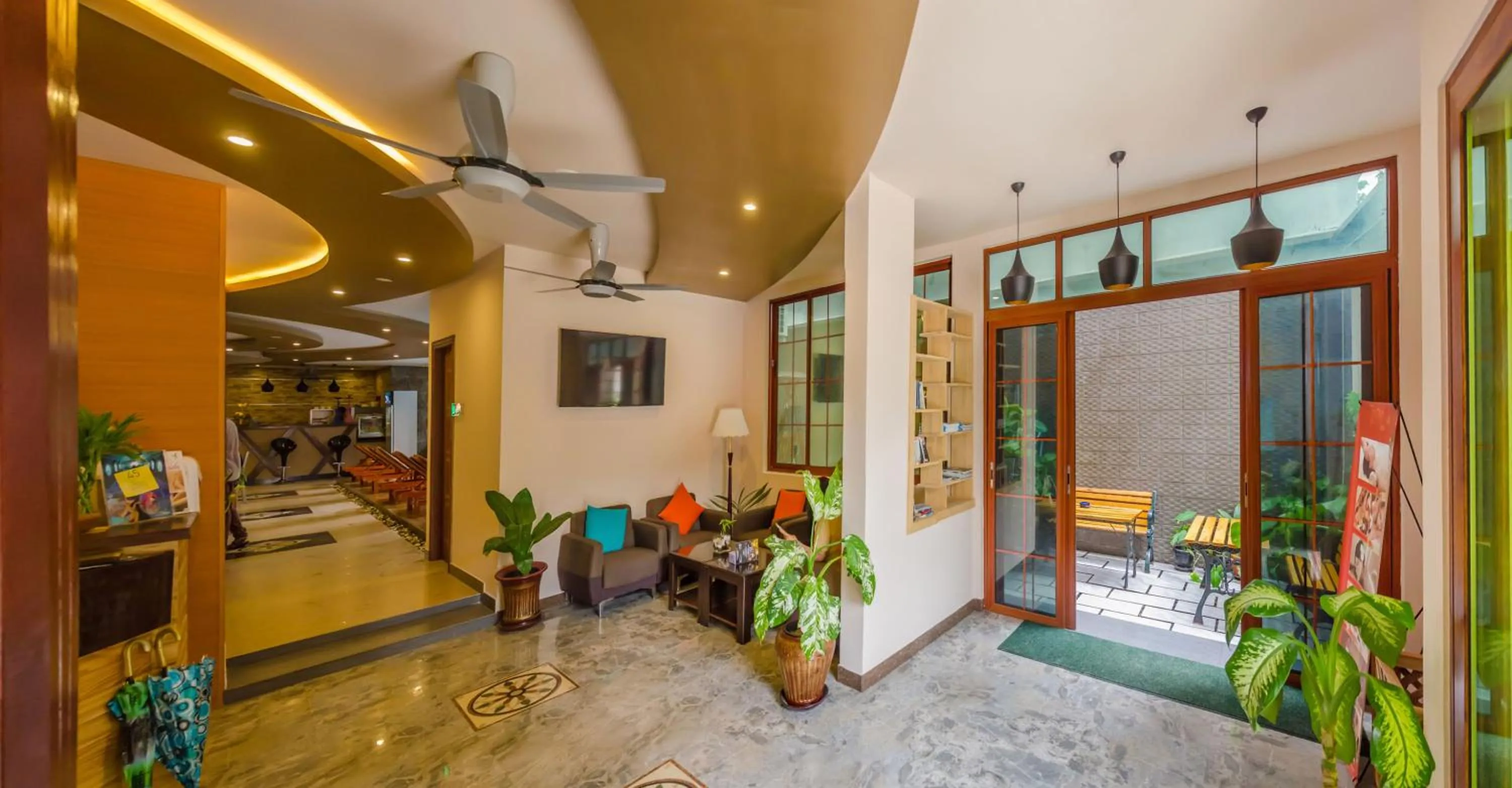 Communal lounge/ TV room in Triton Beach Hotel & Spa