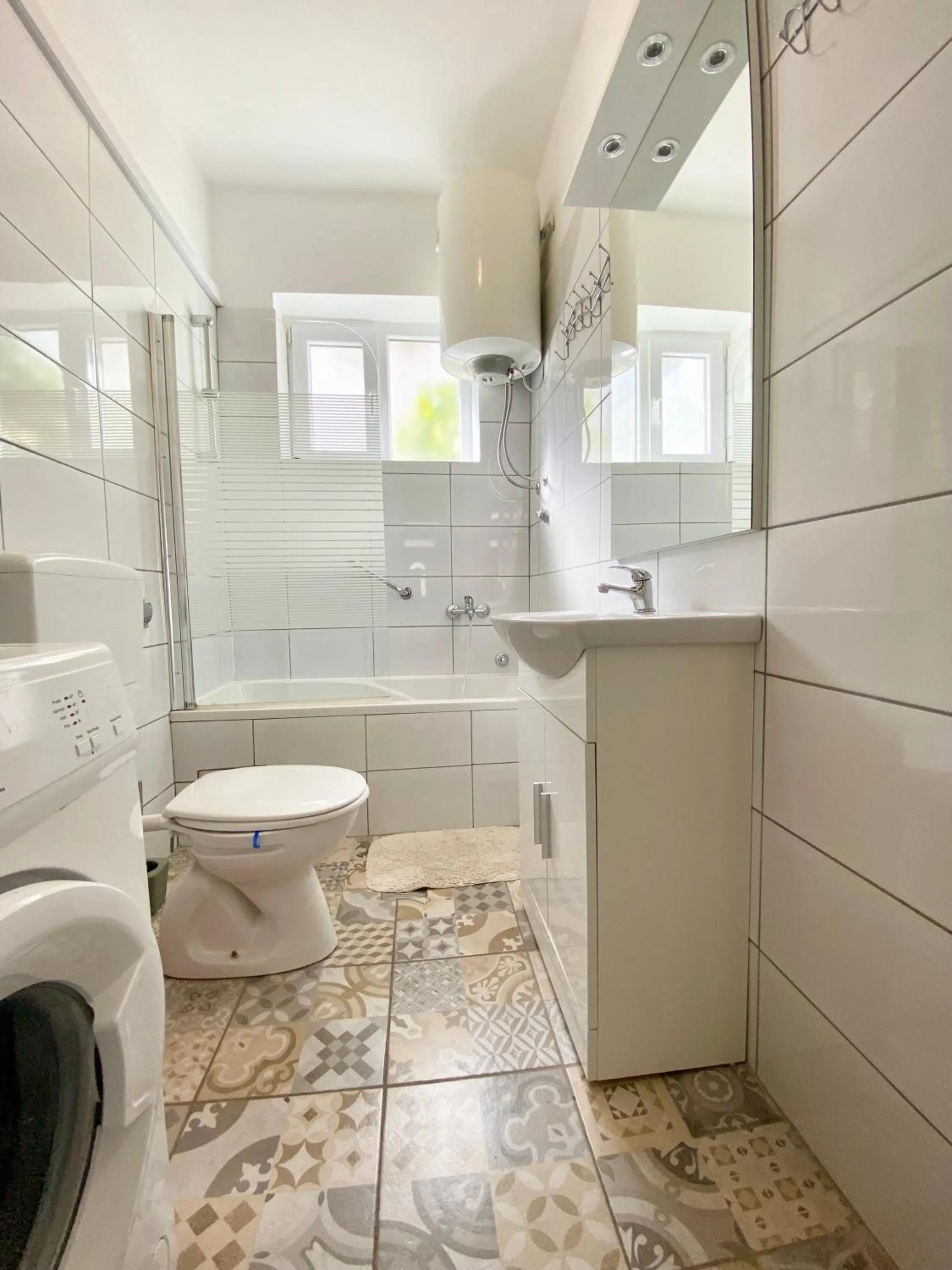 Shower in Luna Maris Apartments