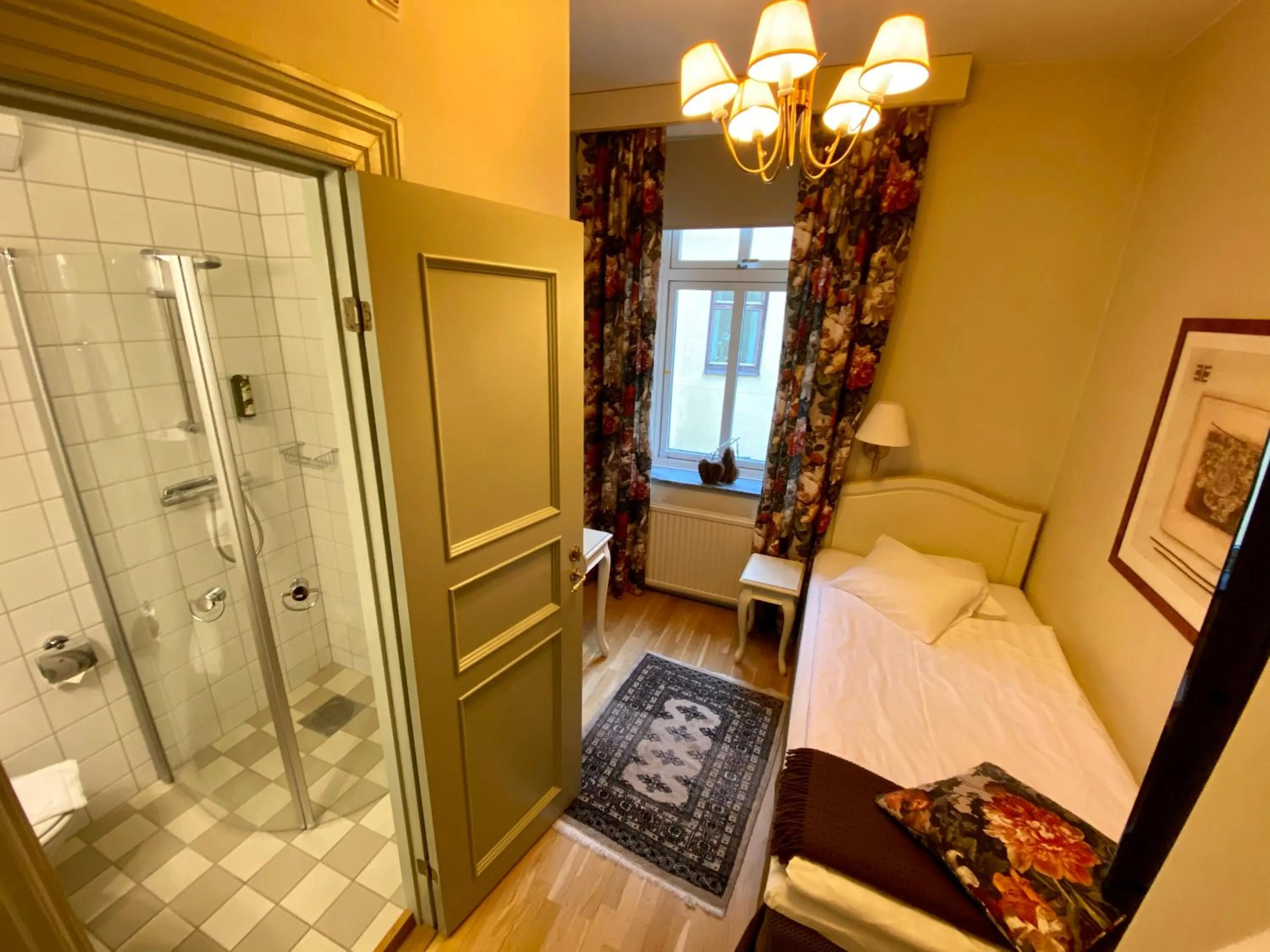 Shower, Bed in Hotel Royal