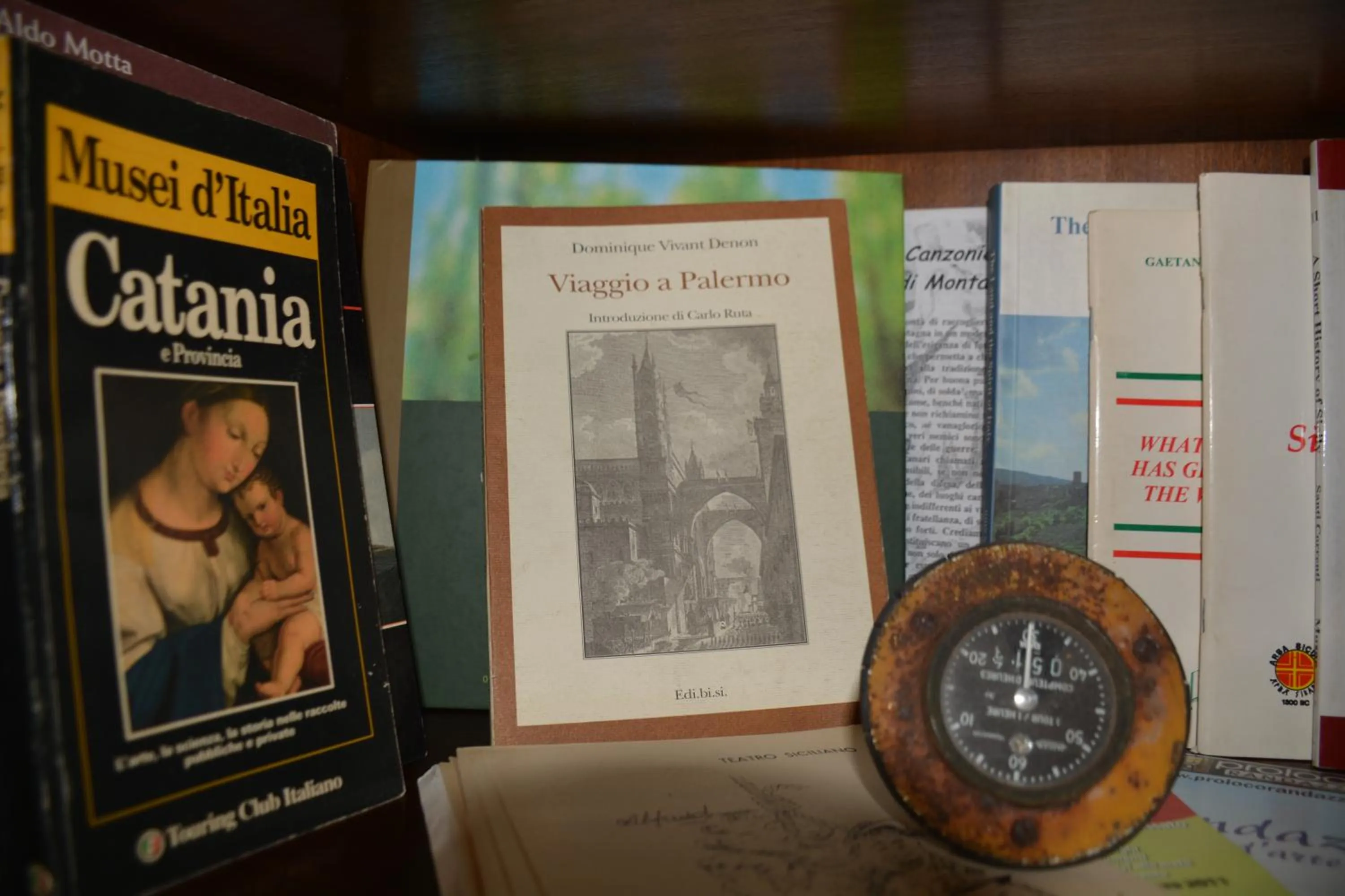 Library in Etna Hiking B&B