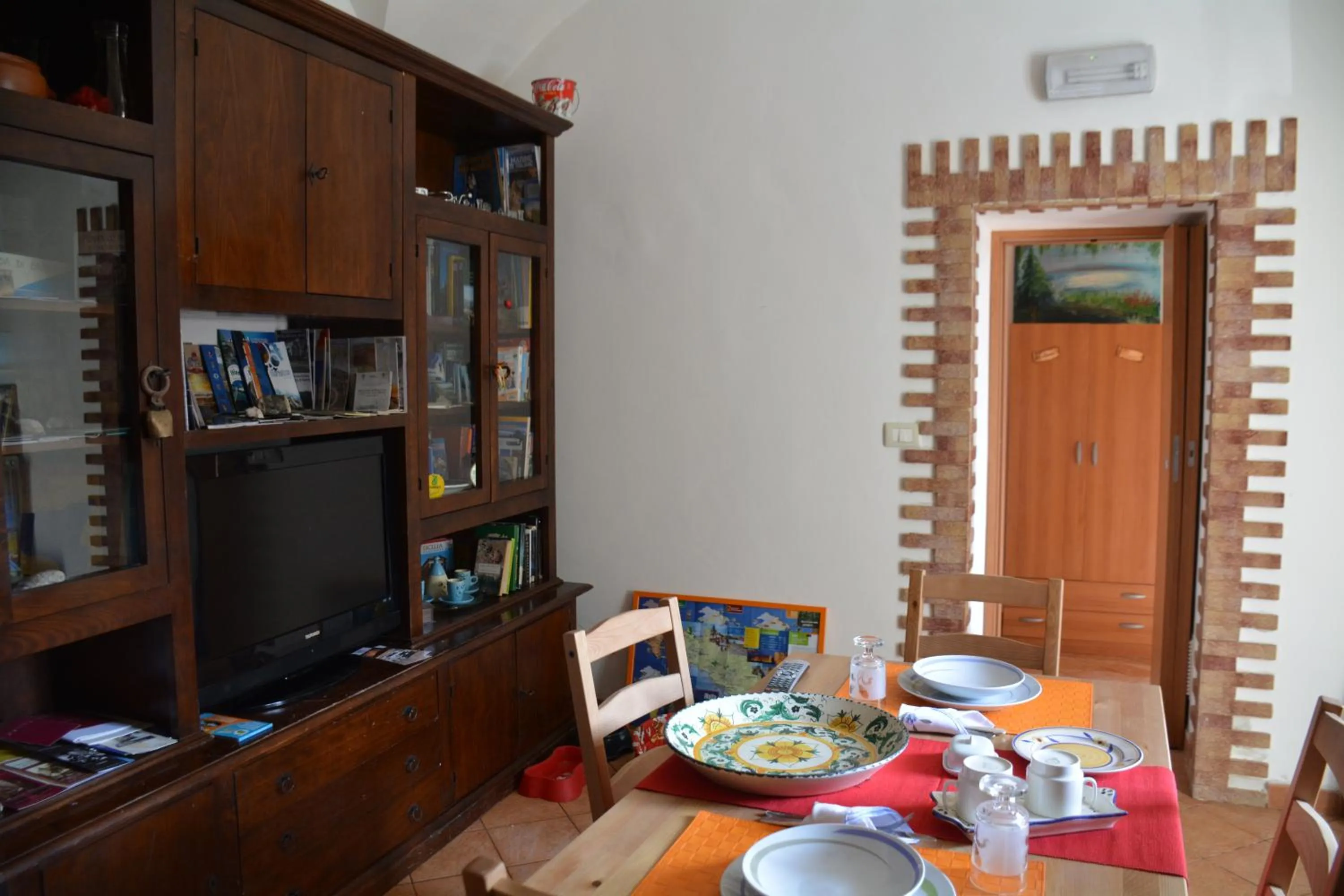 Library in Etna Hiking B&B