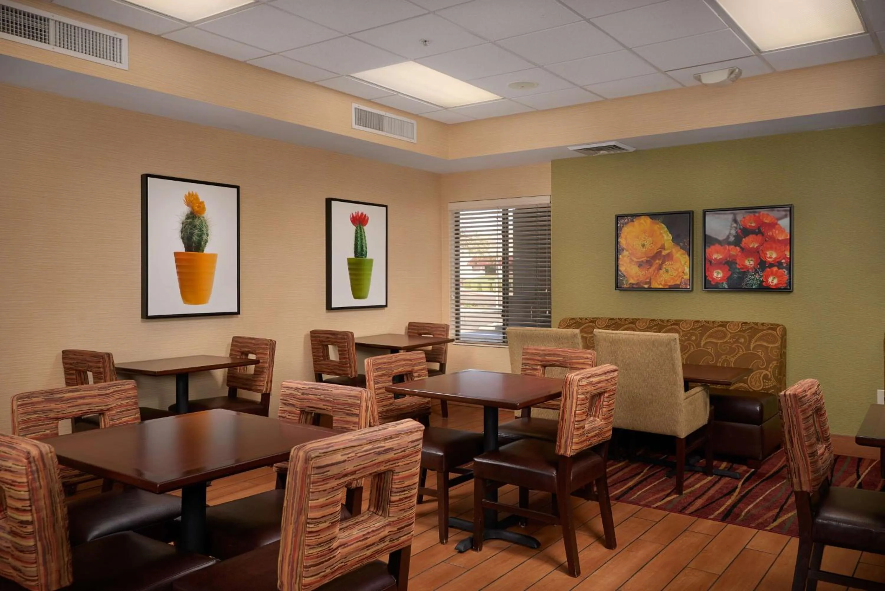 Dining area in Hampton Inn Phoenix/Anthem