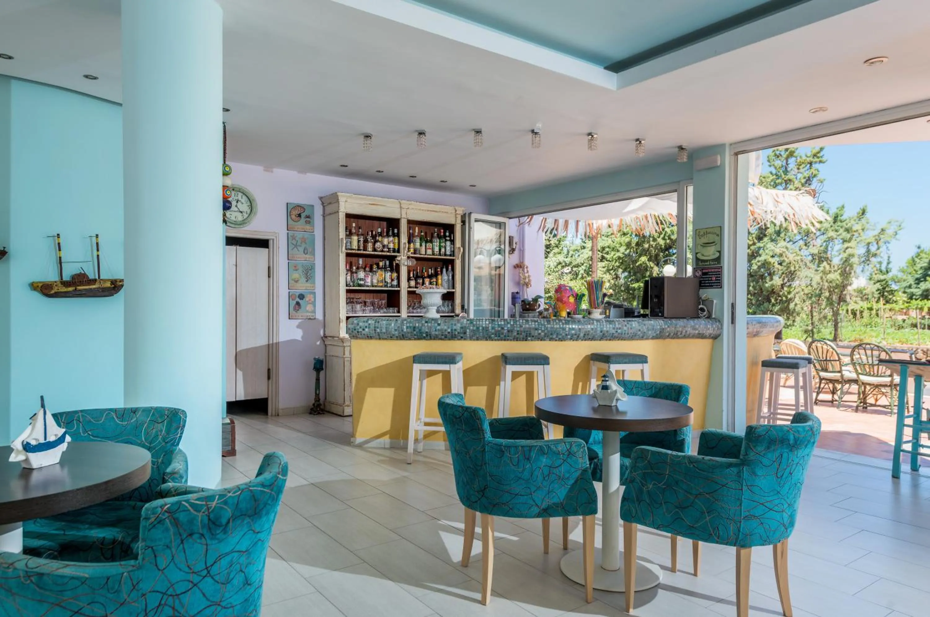 Communal lounge/ TV room in W Suites by Estia