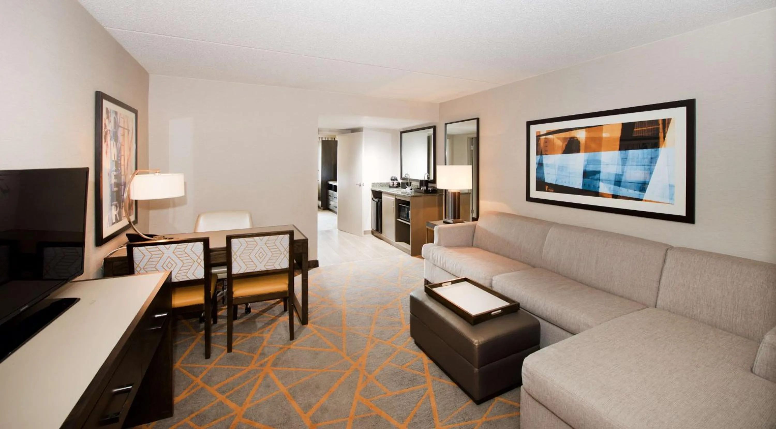 Kitchen or kitchenette in Embassy Suites by Hilton Cincinnati Northeast - Blue Ash