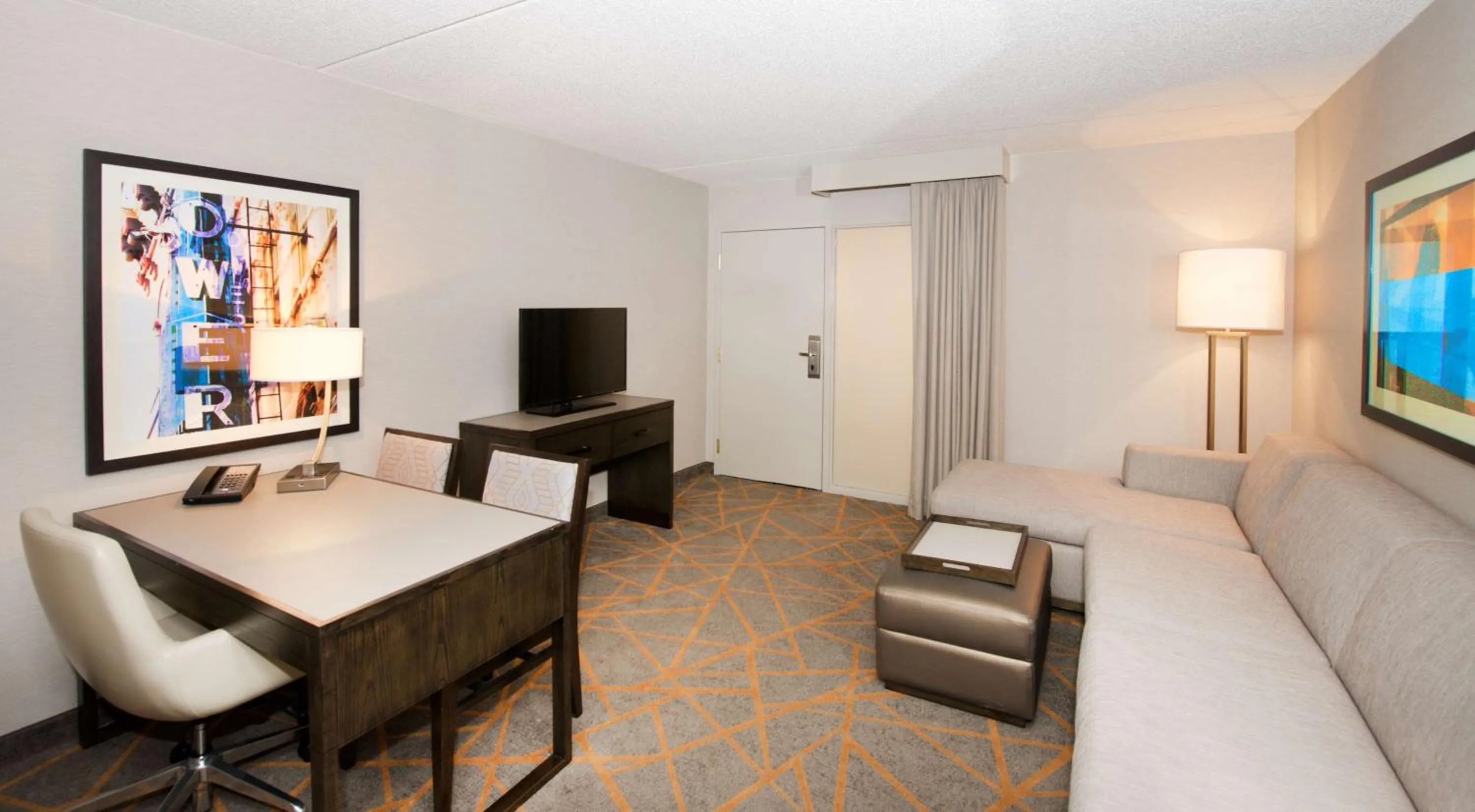 Living room in Embassy Suites by Hilton Cincinnati Northeast - Blue Ash