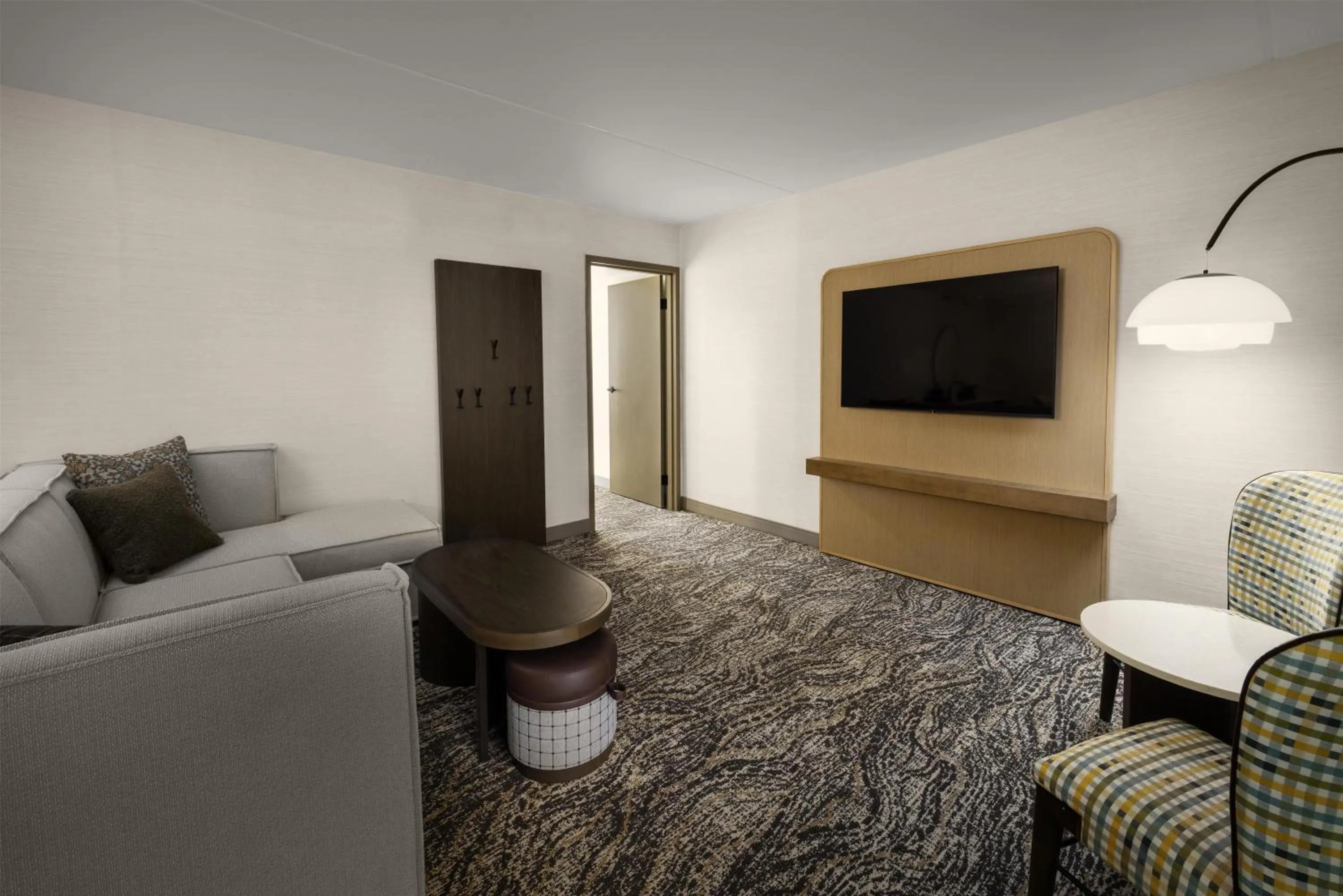 Living room, Bed in Embassy Suites by Hilton Cincinnati Northeast - Blue Ash