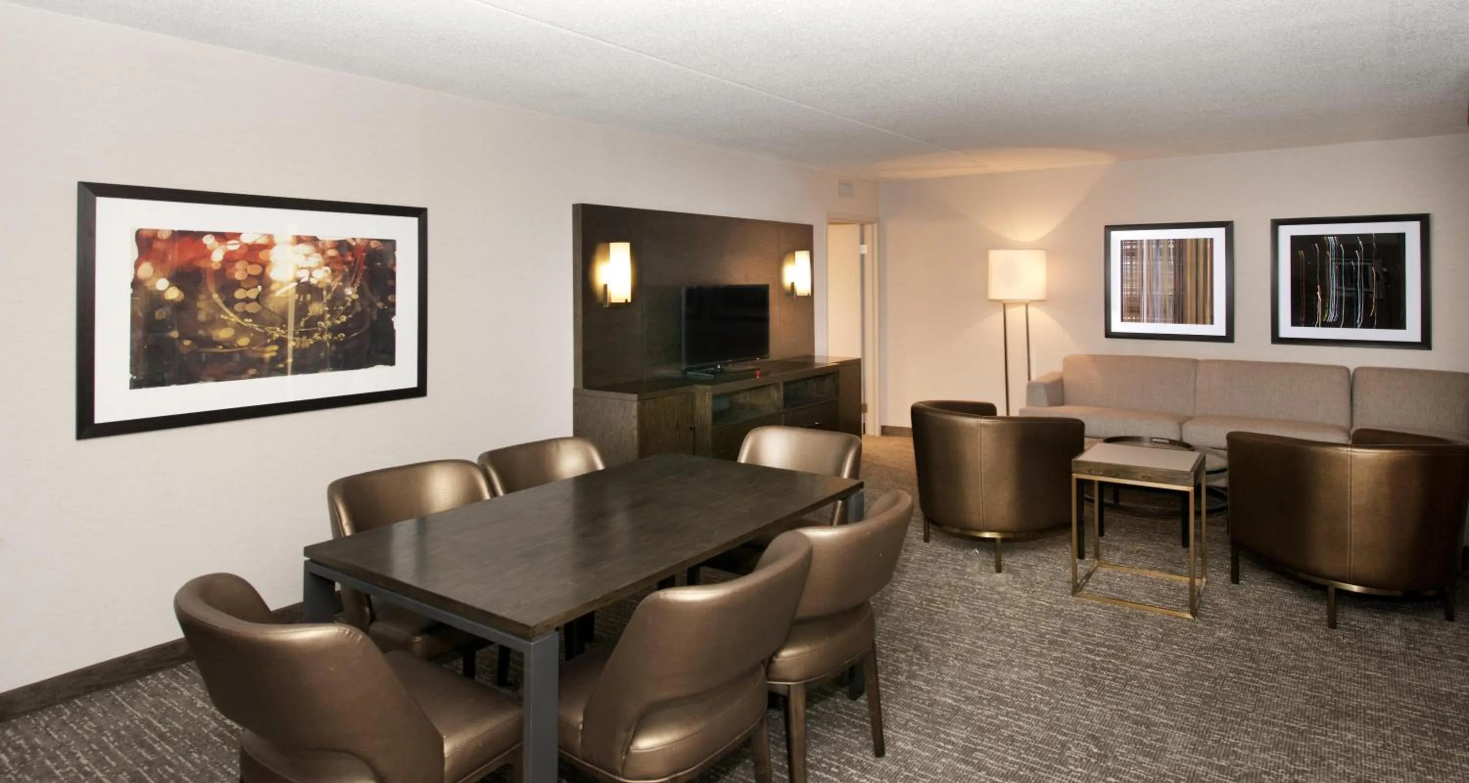 Living room in Embassy Suites by Hilton Cincinnati Northeast - Blue Ash