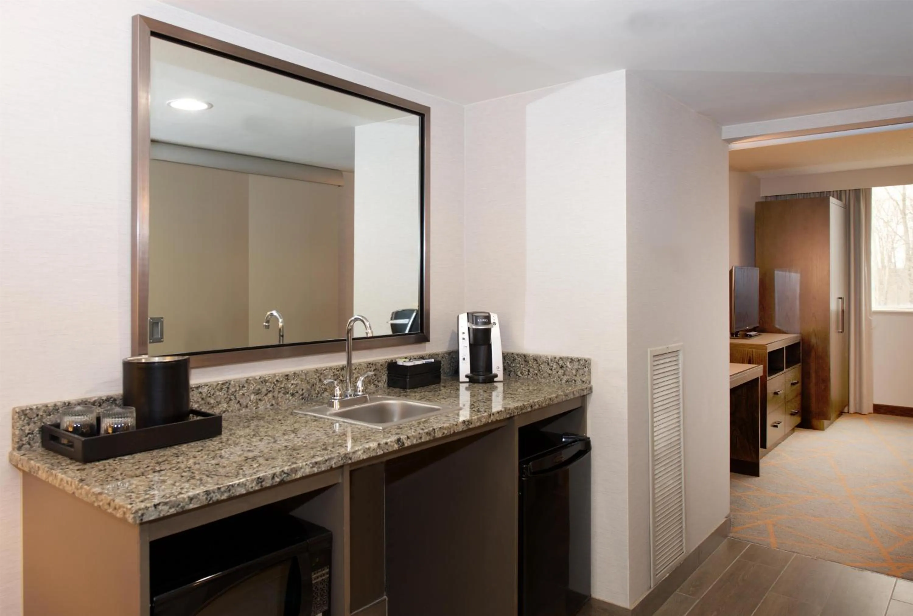 Kitchen or kitchenette in Embassy Suites by Hilton Cincinnati Northeast - Blue Ash