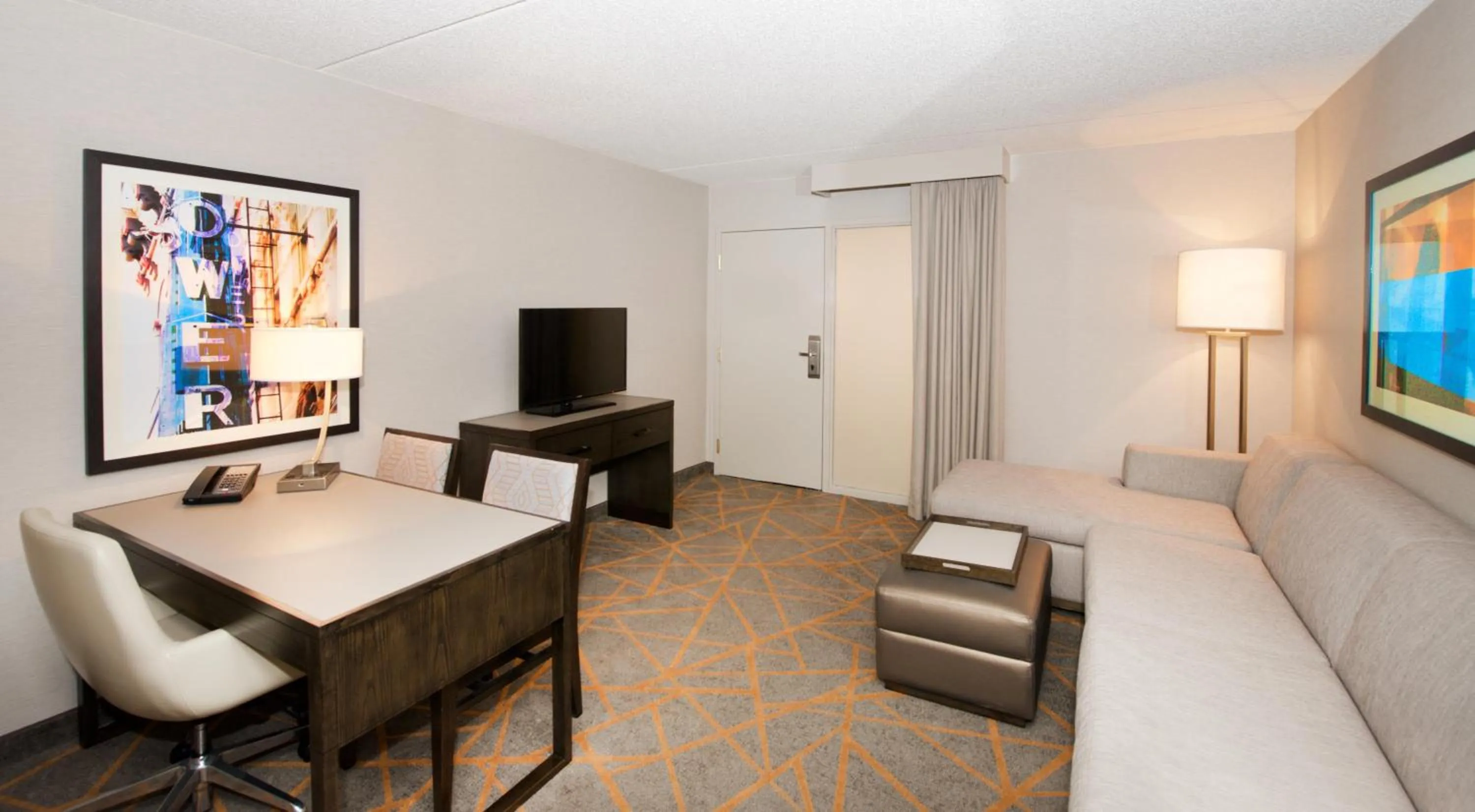 Living room in Embassy Suites by Hilton Cincinnati Northeast - Blue Ash