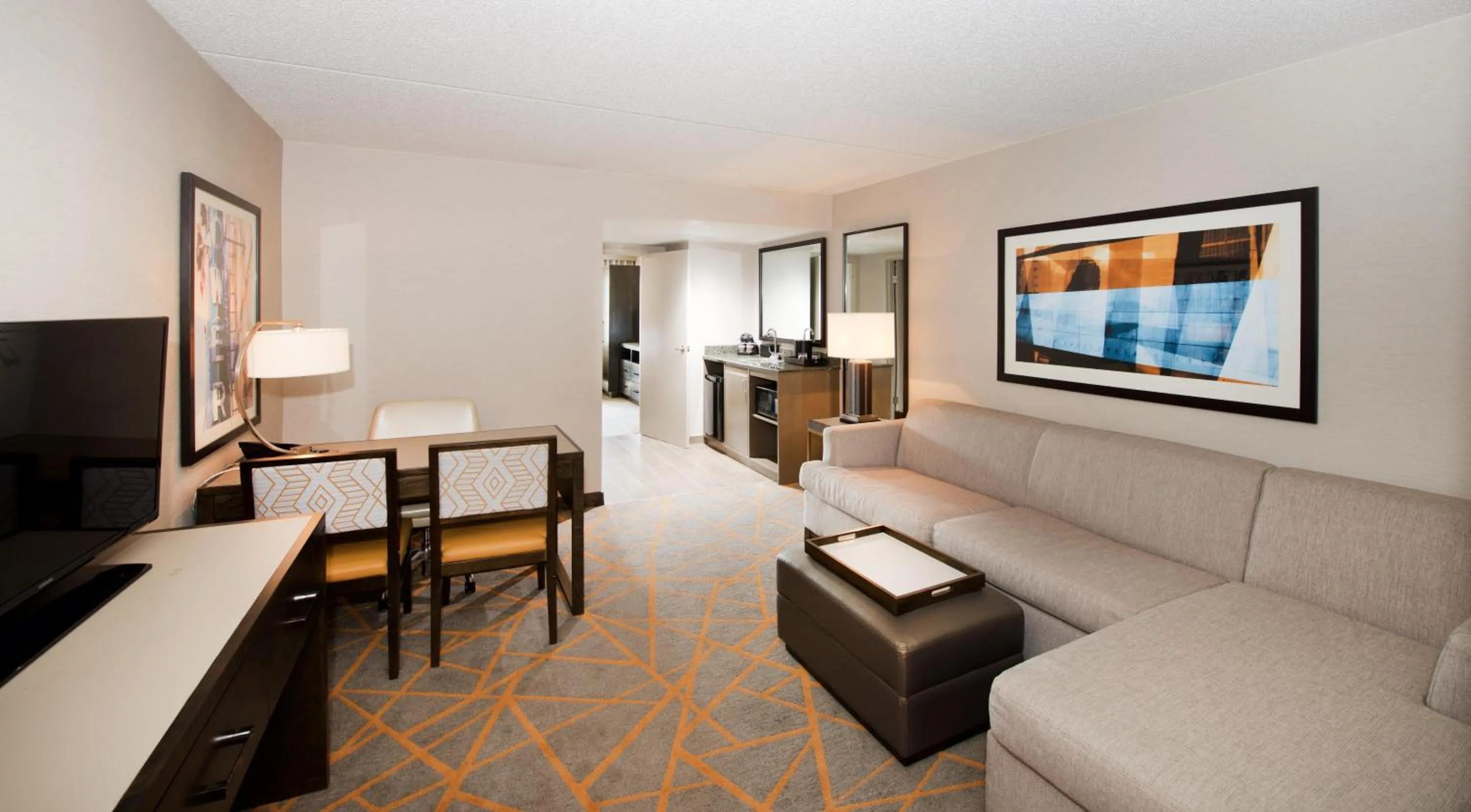 Kitchen or kitchenette in Embassy Suites by Hilton Cincinnati Northeast - Blue Ash