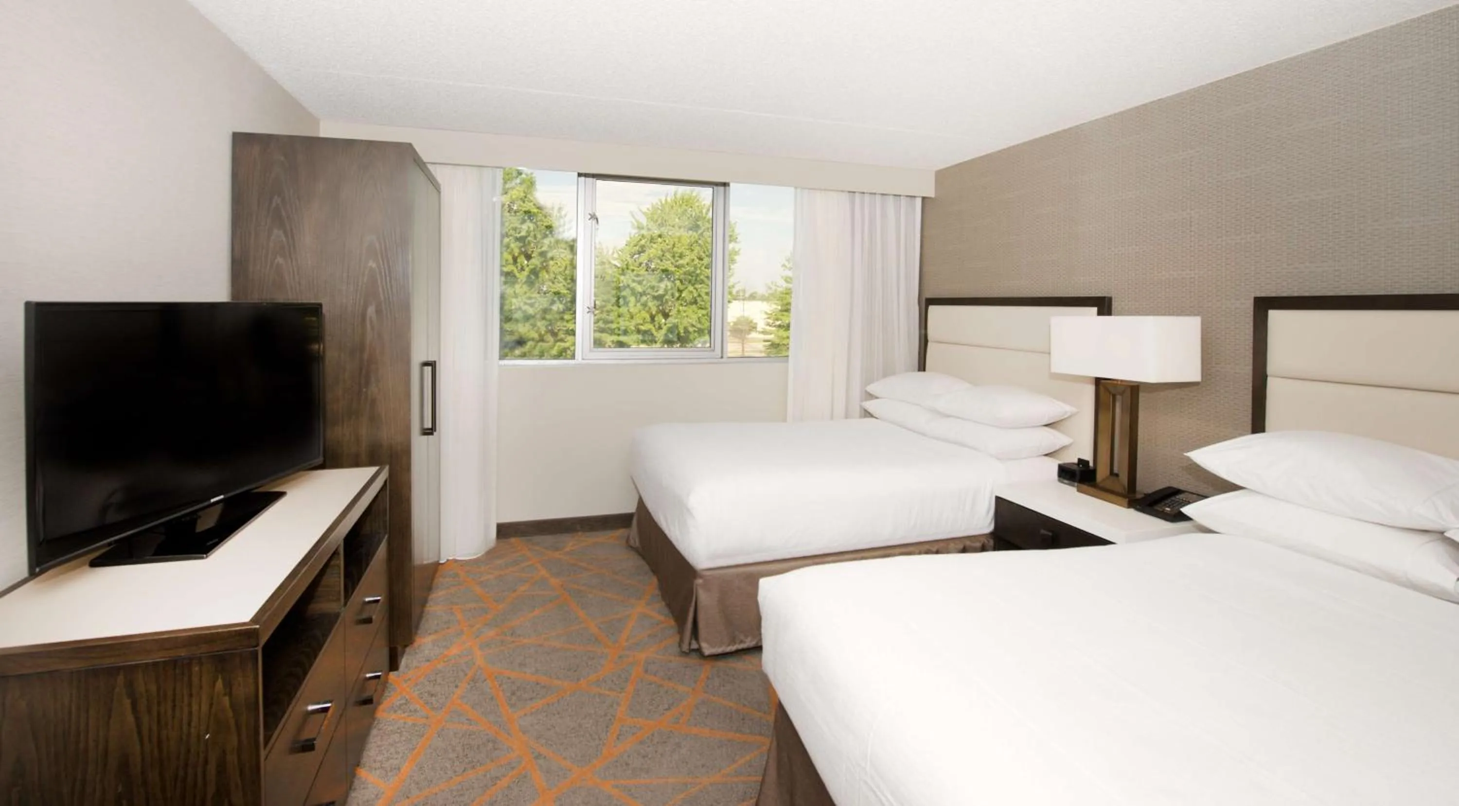 Bed in Embassy Suites by Hilton Cincinnati Northeast - Blue Ash