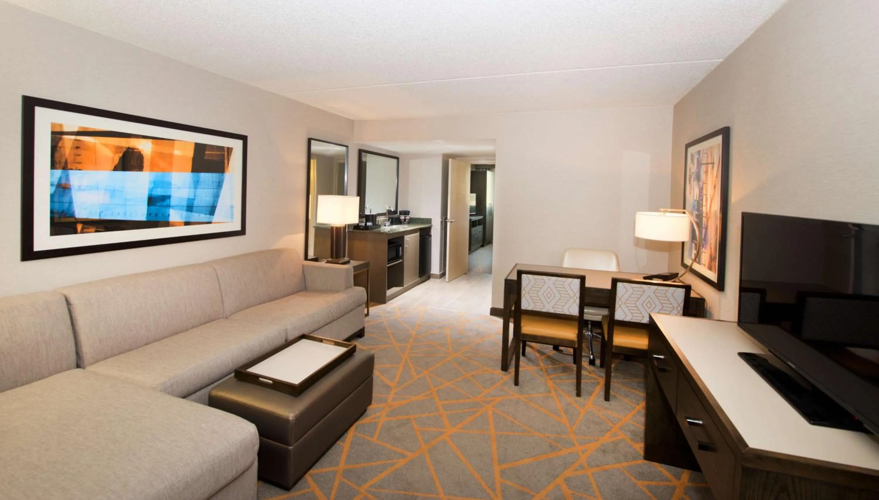Living room in Embassy Suites by Hilton Cincinnati Northeast - Blue Ash