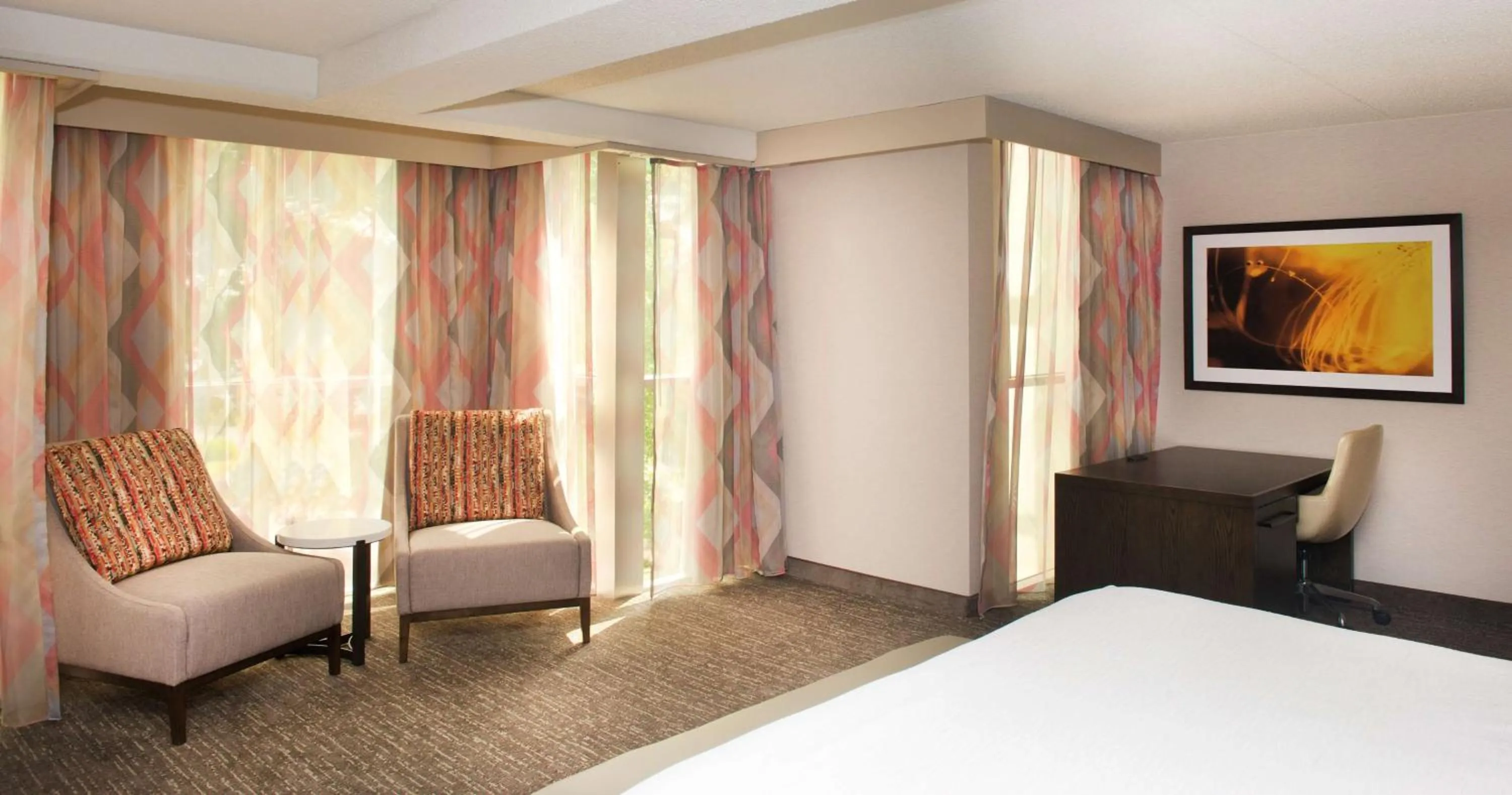 Living room, Bed in Embassy Suites by Hilton Cincinnati Northeast - Blue Ash