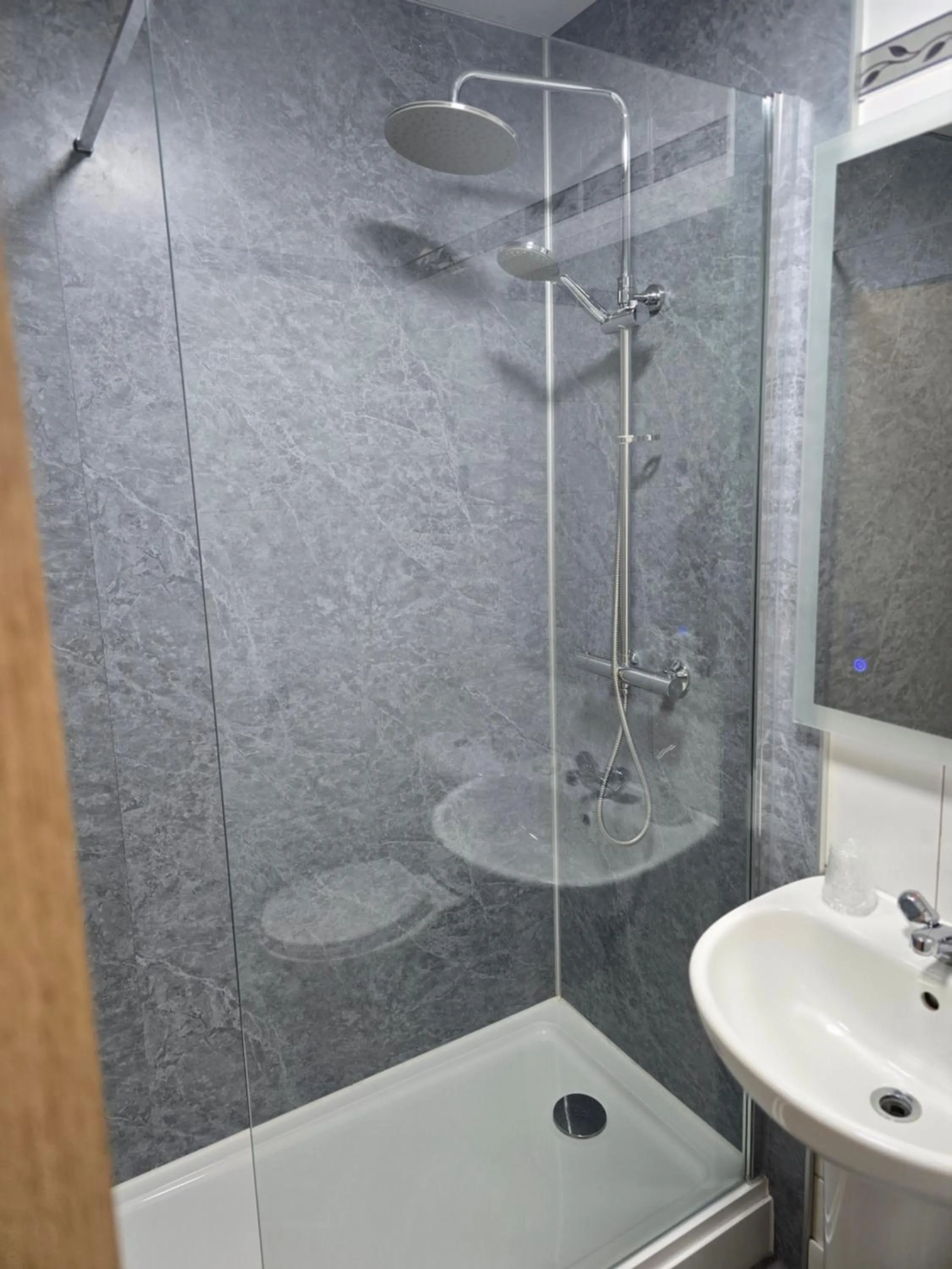 Shower in The Gilvenbank Hotel