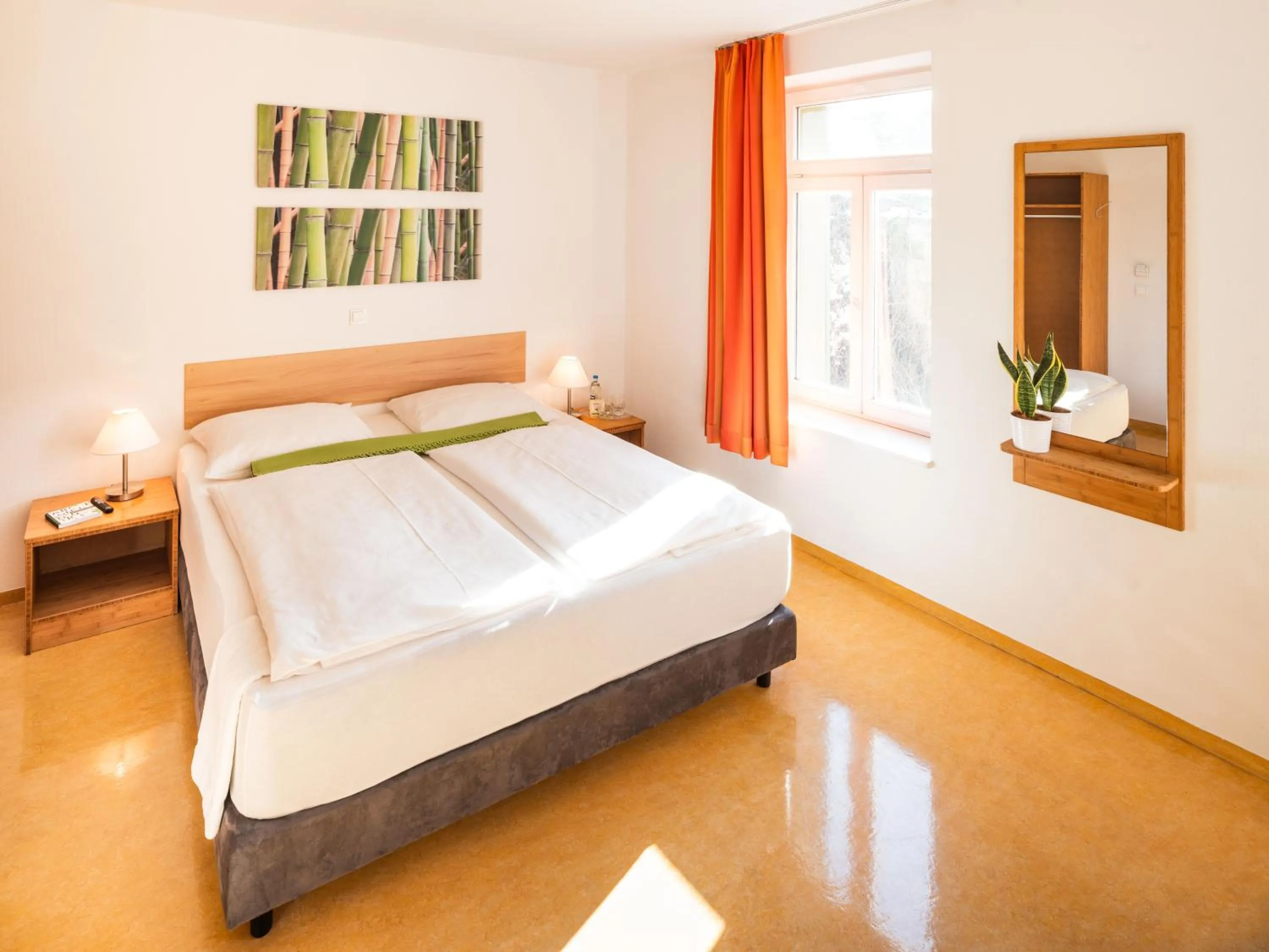 Photo of the whole room, Bed in Ecoinn