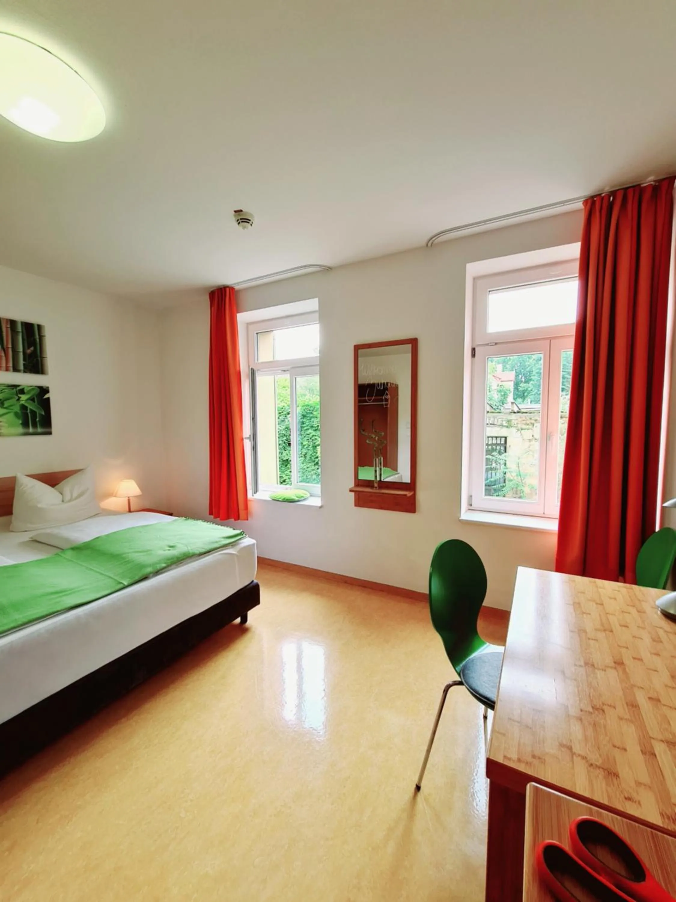 Photo of the whole room, Bed in Ecoinn