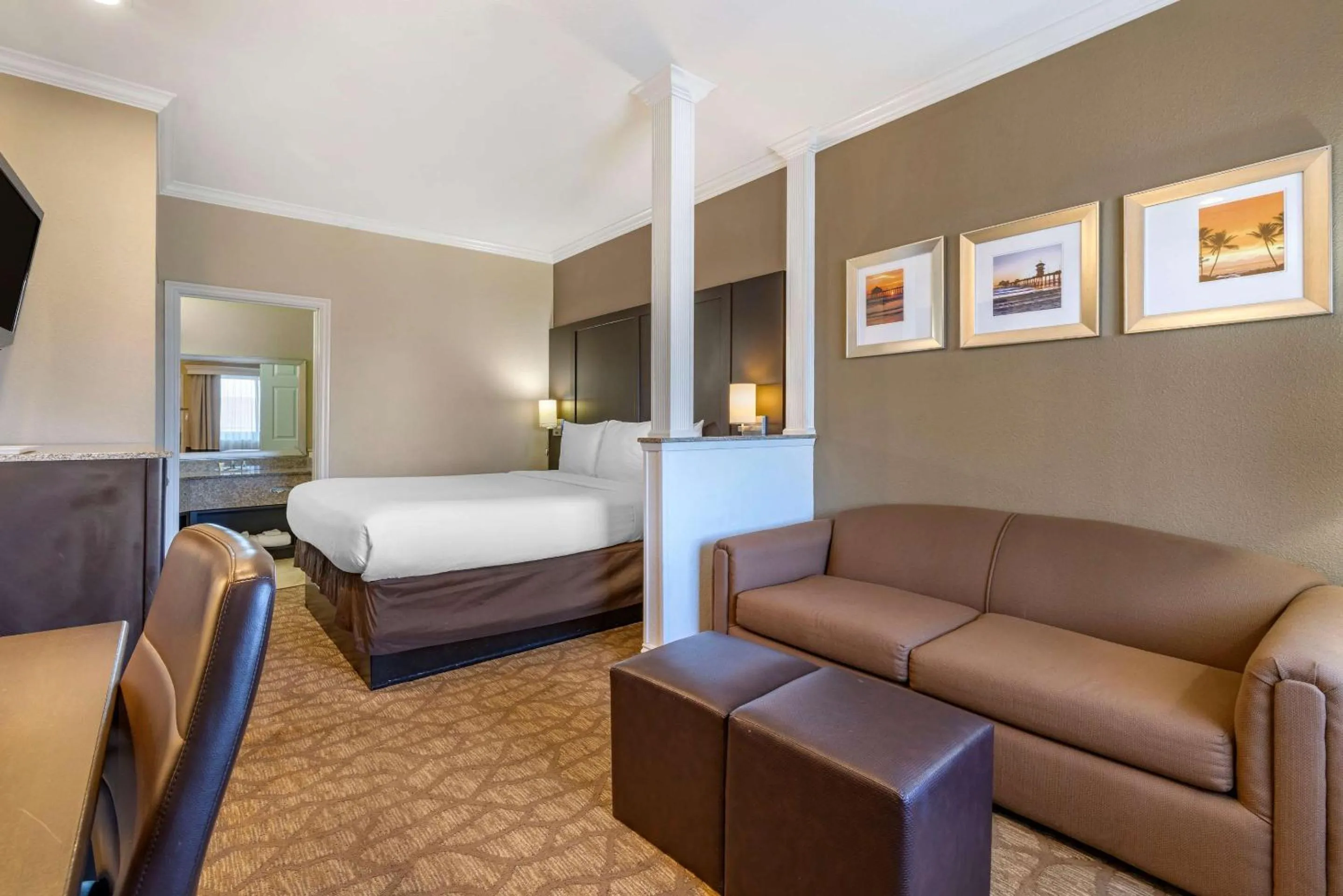 Bedroom, Bed in Comfort Inn & Suites Huntington Beach