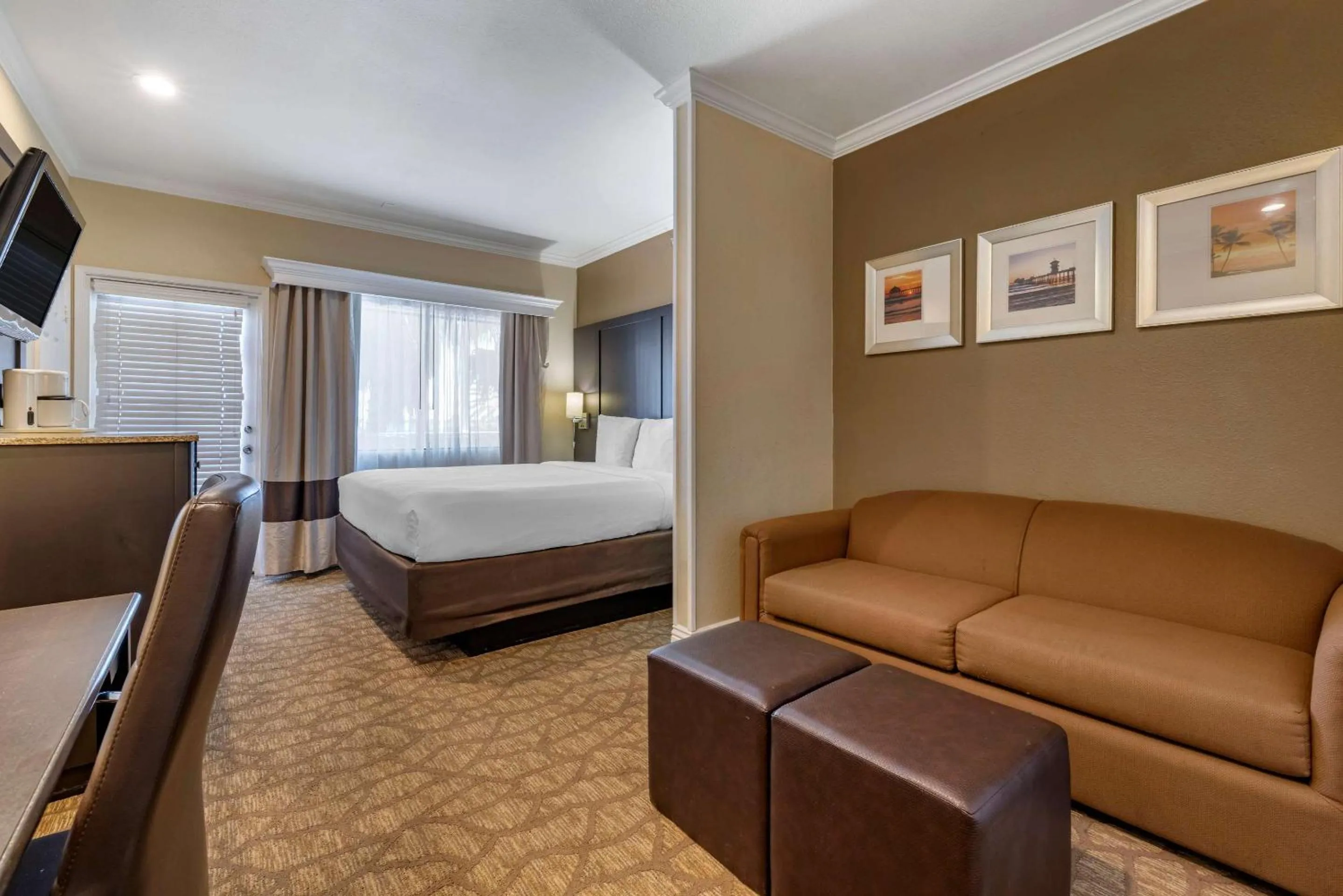 Bedroom, Bed in Comfort Inn & Suites Huntington Beach