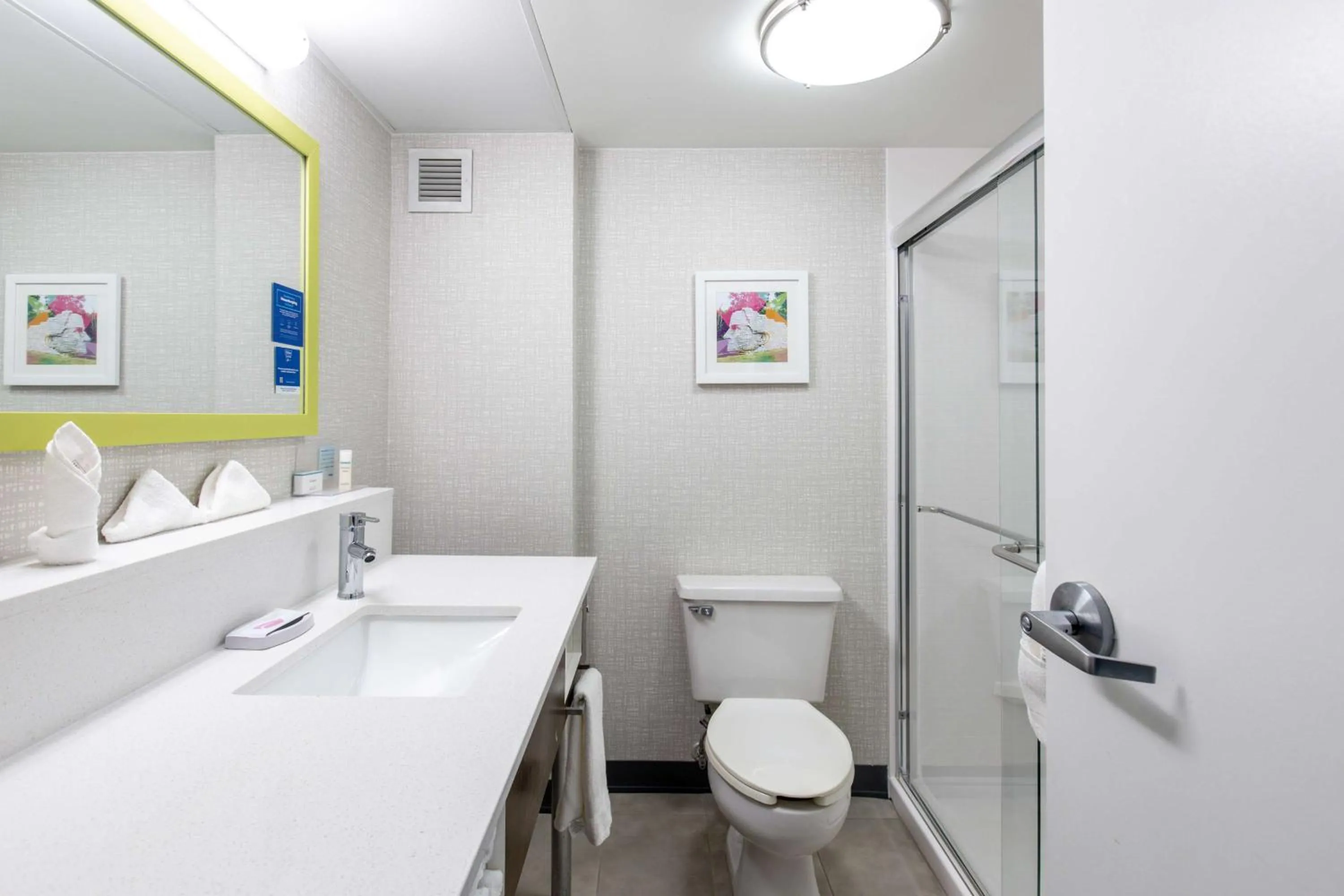 Bathroom in Hampton Inn Columbus/Dublin