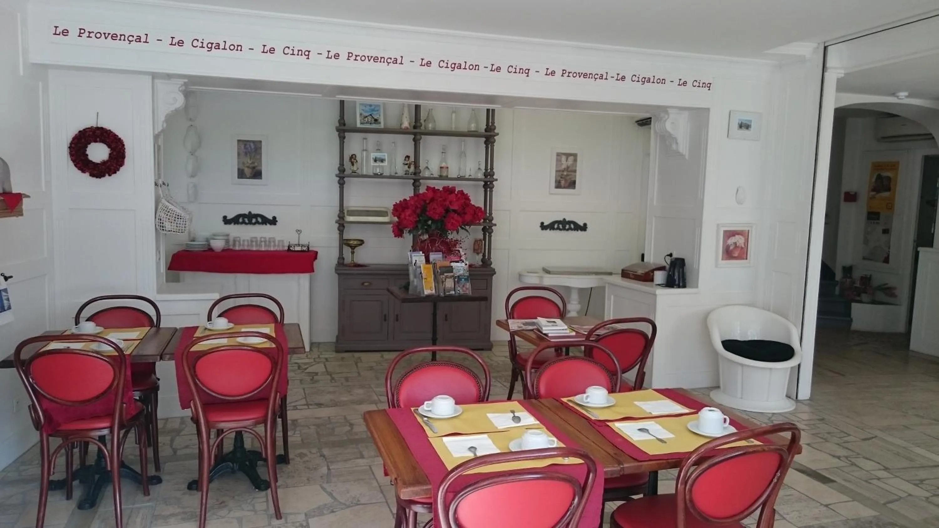 Restaurant/places to eat in Hotel Le 5