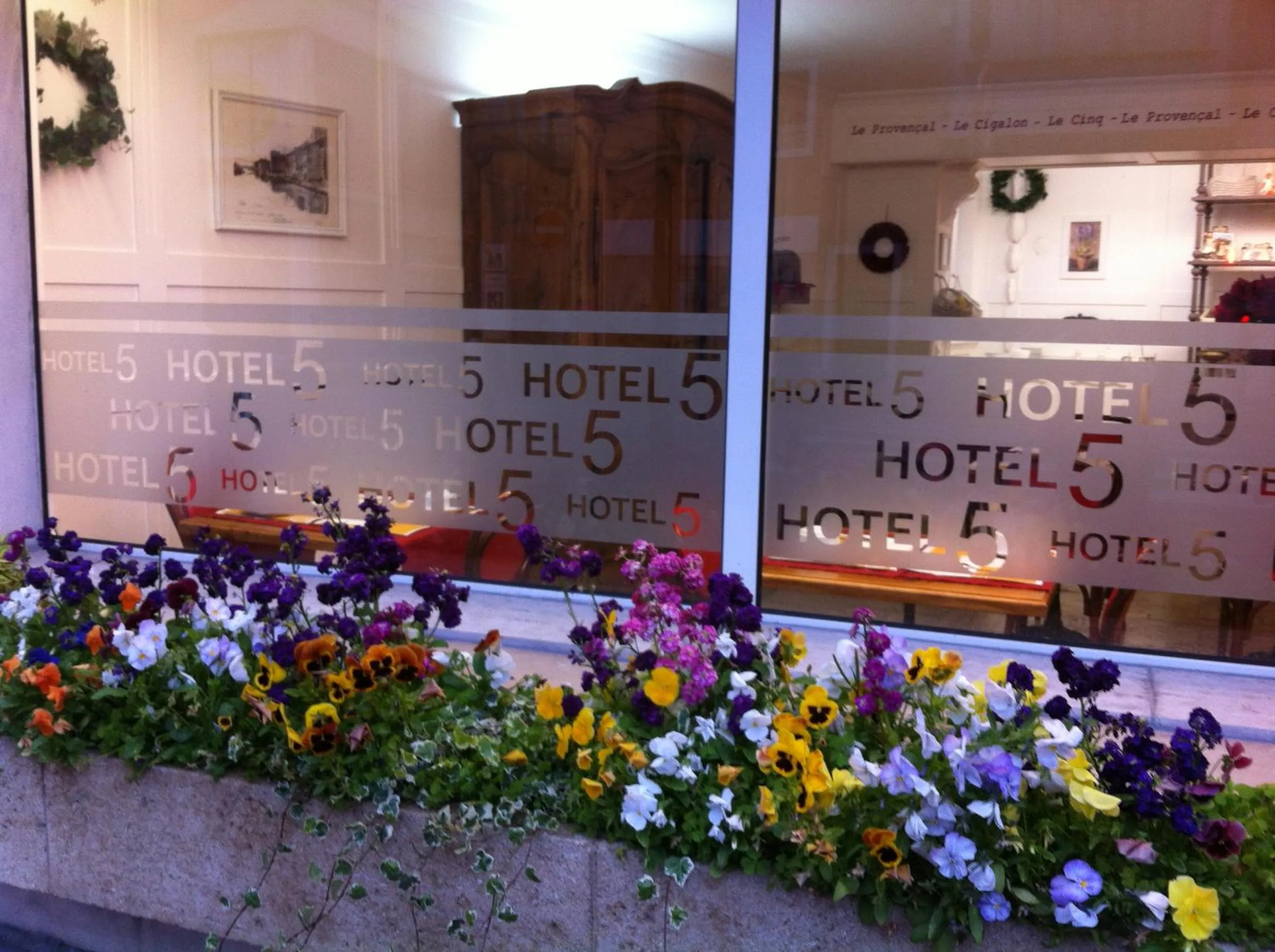 Facade/entrance in Hotel Le 5
