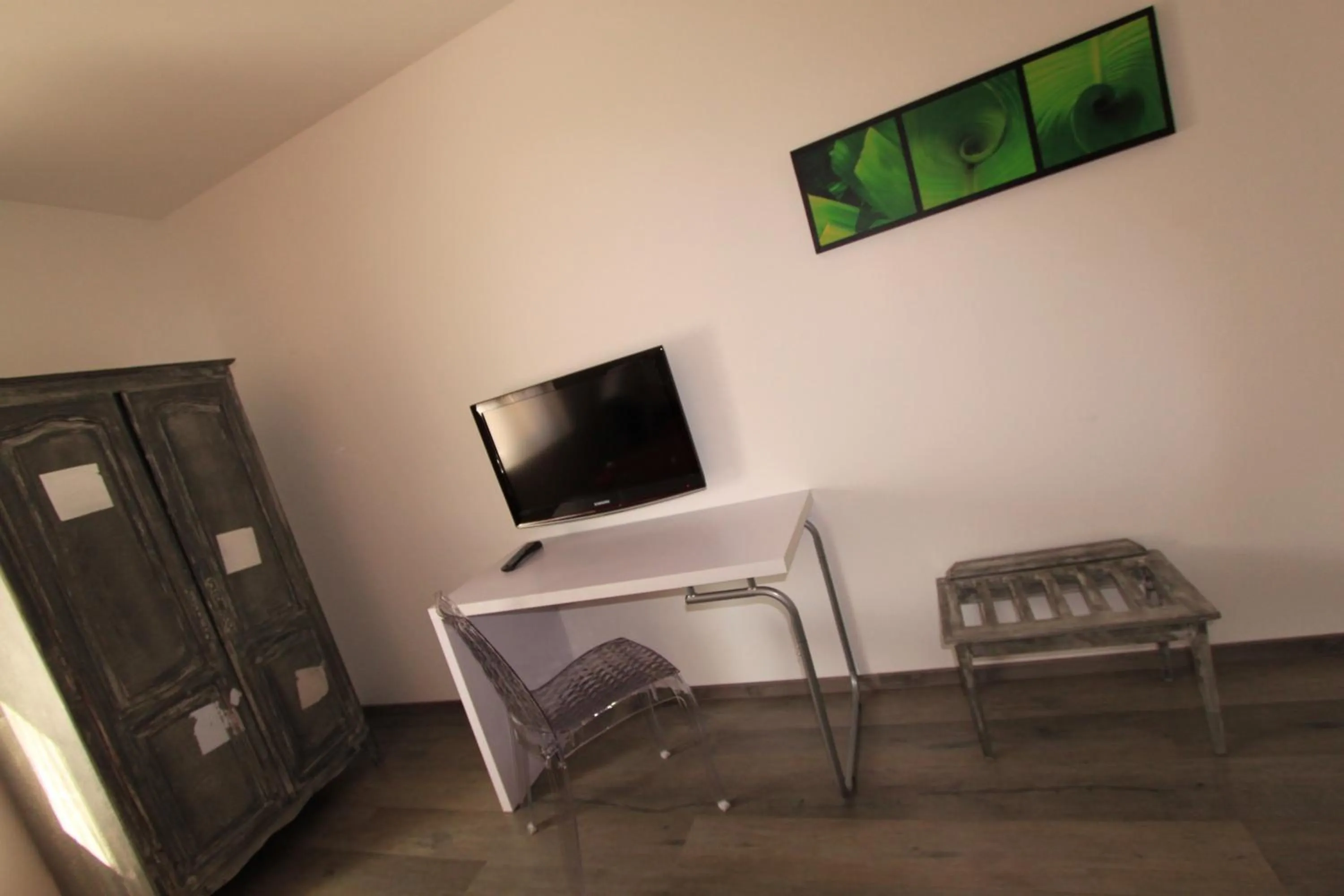 Photo of the whole room in Hotel Le 5