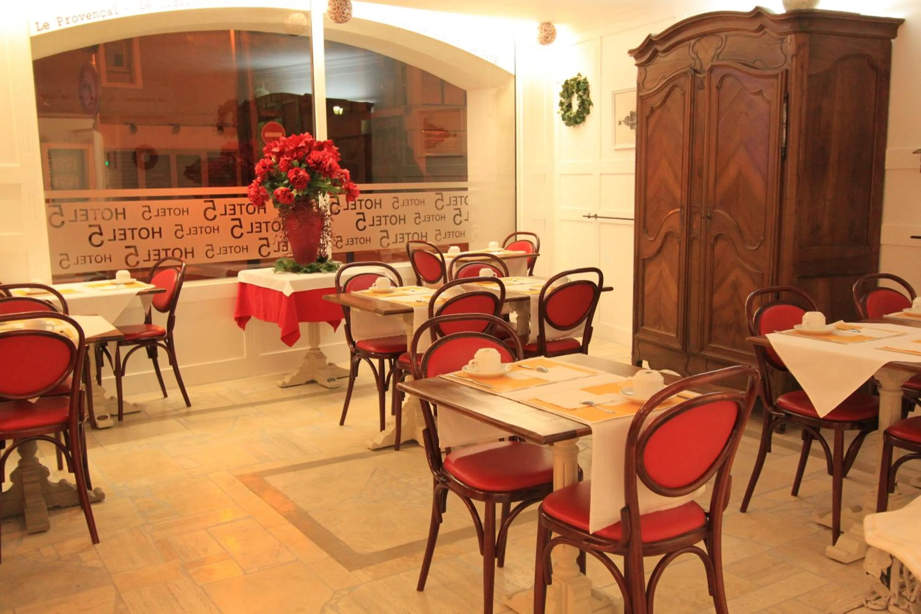 Restaurant/places to eat in Hotel Le 5