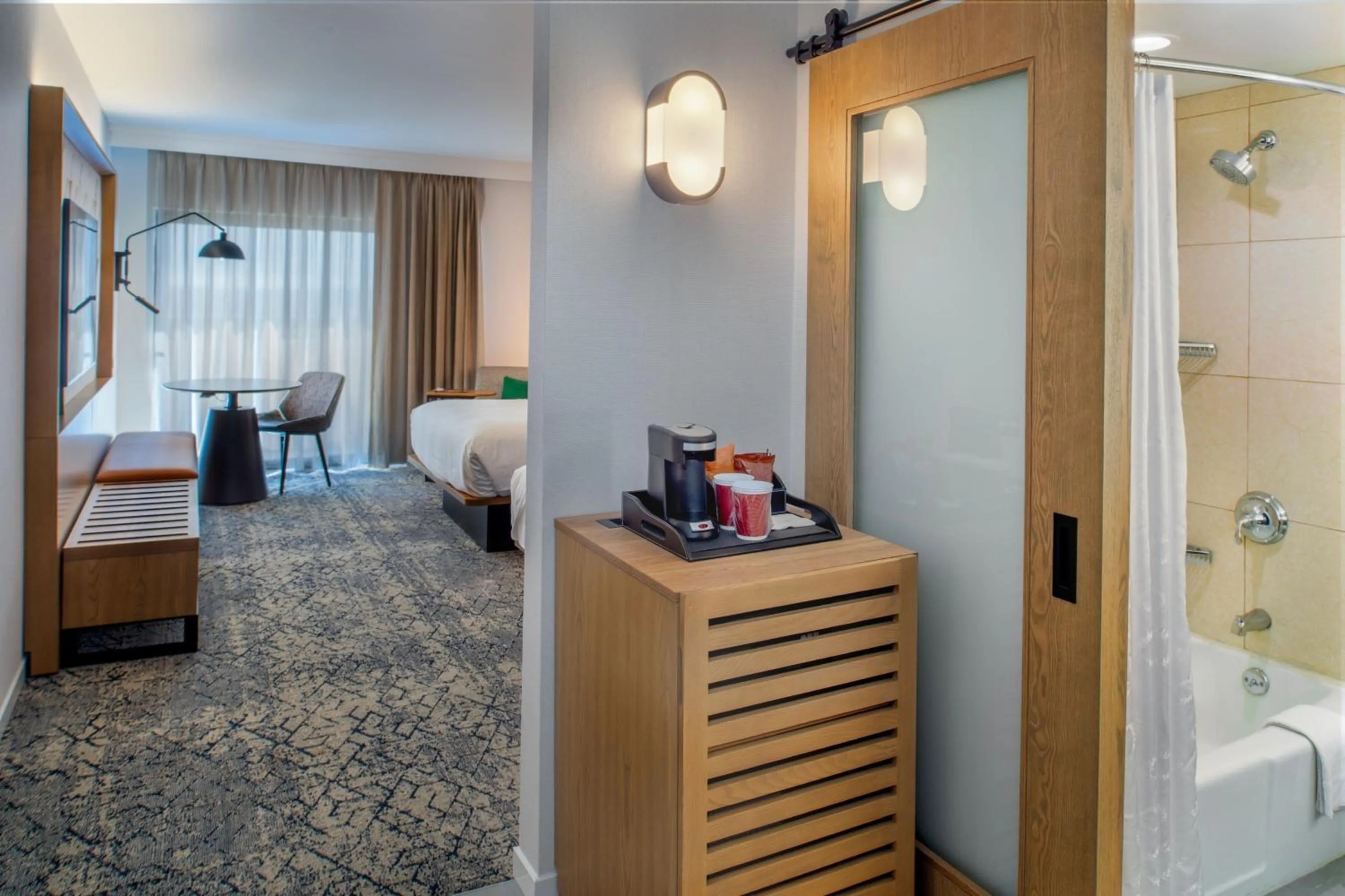 Bathroom, Bed in Sheraton Westport Plaza