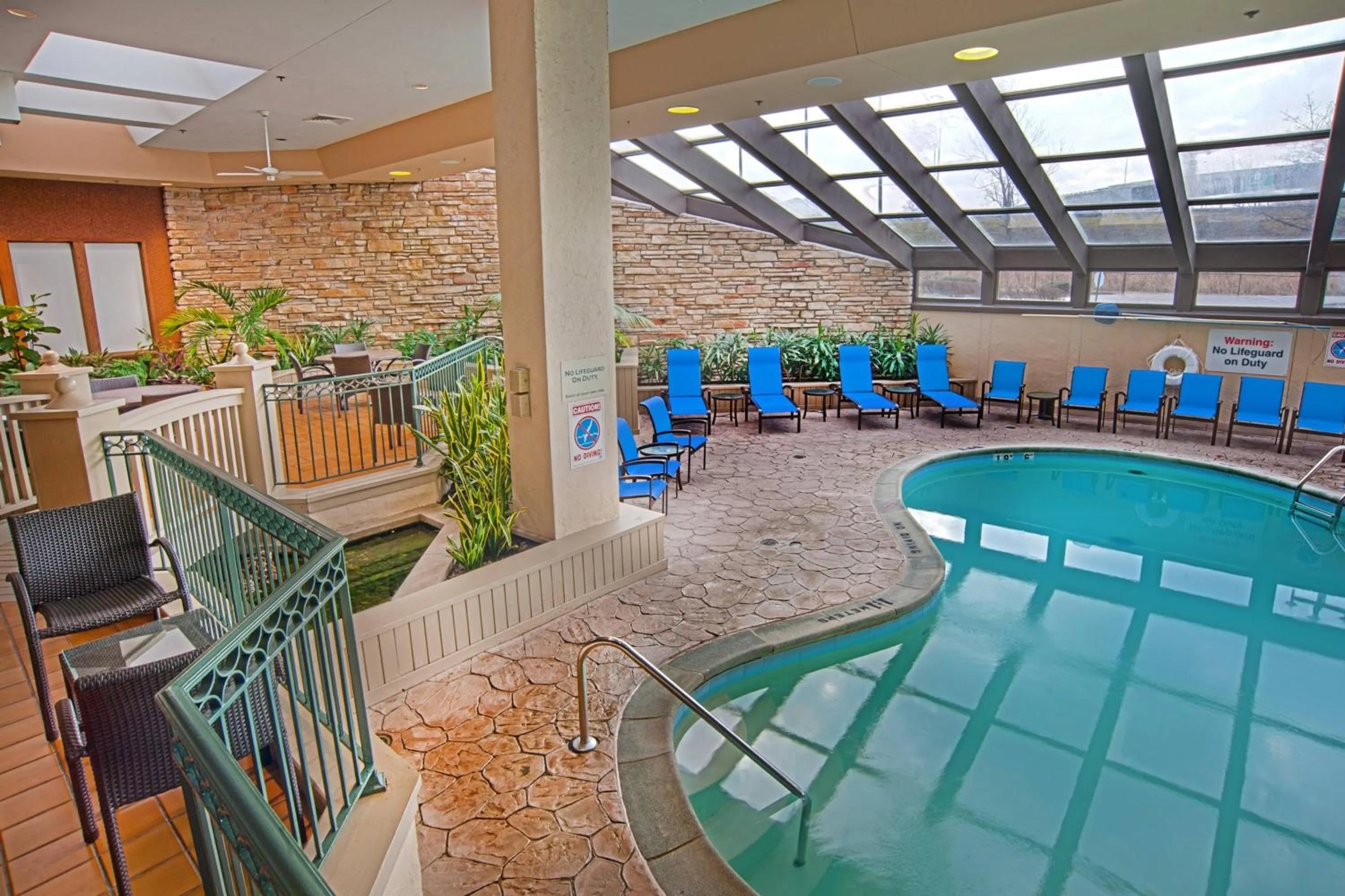 Swimming pool in Sheraton Westport Plaza