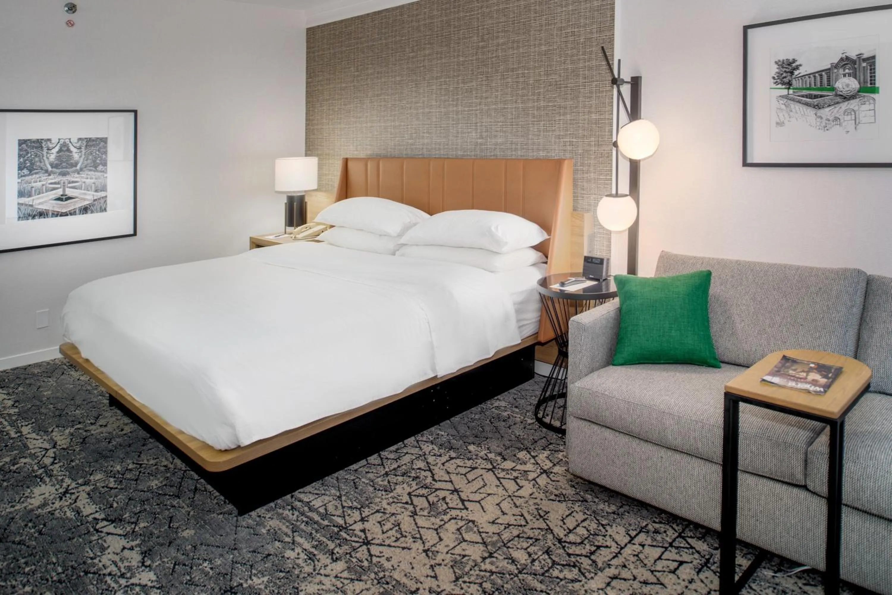 Photo of the whole room, Bed in Sheraton Westport Plaza