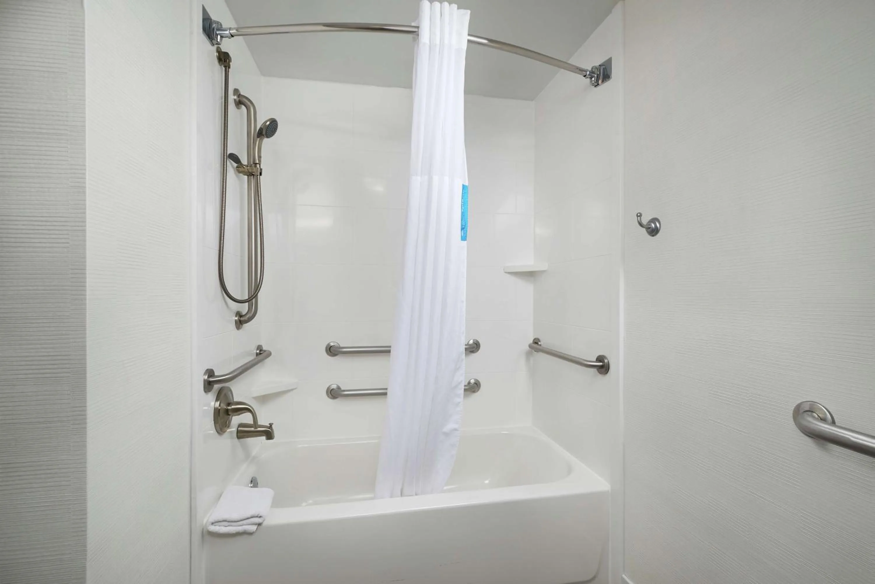 Bathroom in Hampton Inn Louisville/I-65/Brooks Road