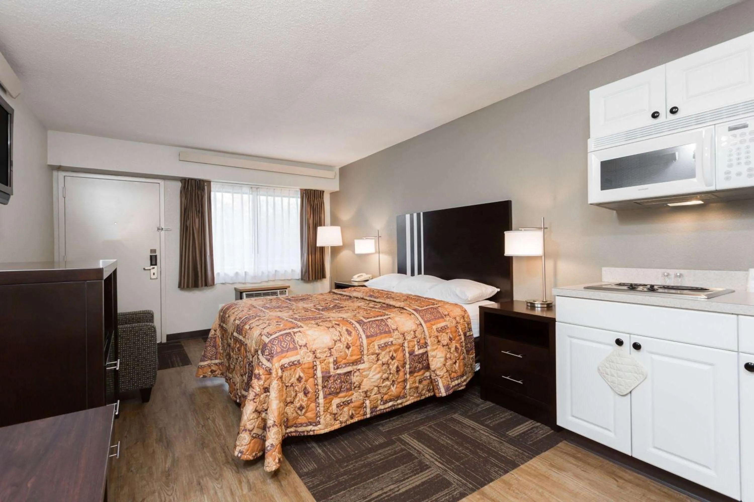 Photo of the whole room, Bed in Days Inn by Wyndham Harrisburg North