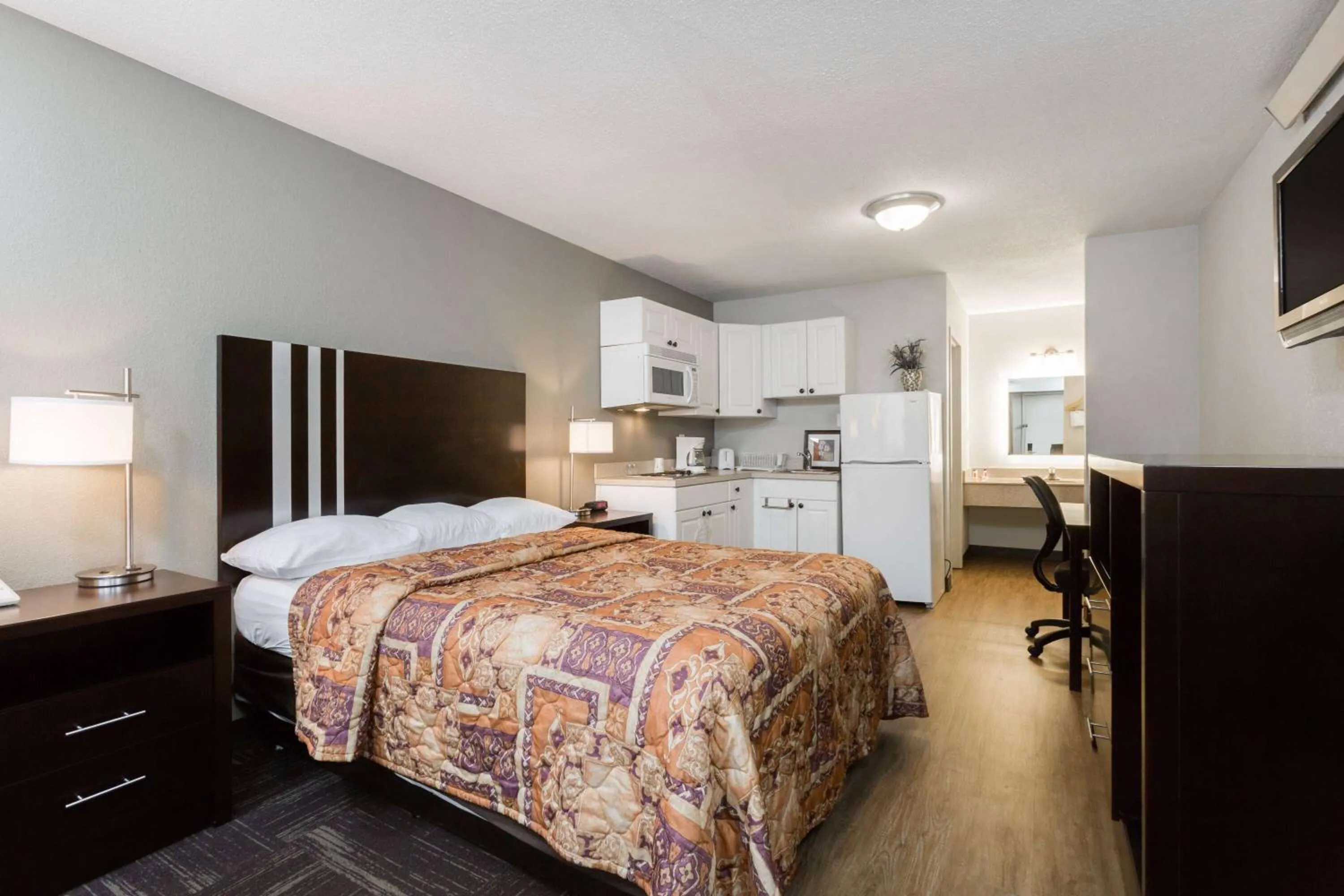 Photo of the whole room, Bed in Days Inn by Wyndham Harrisburg North