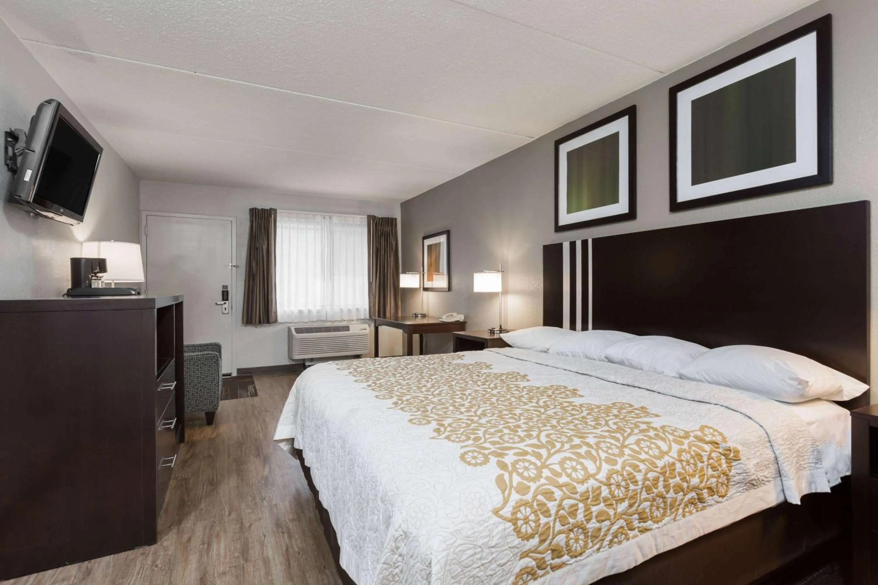 Photo of the whole room, Bed in Days Inn by Wyndham Harrisburg North