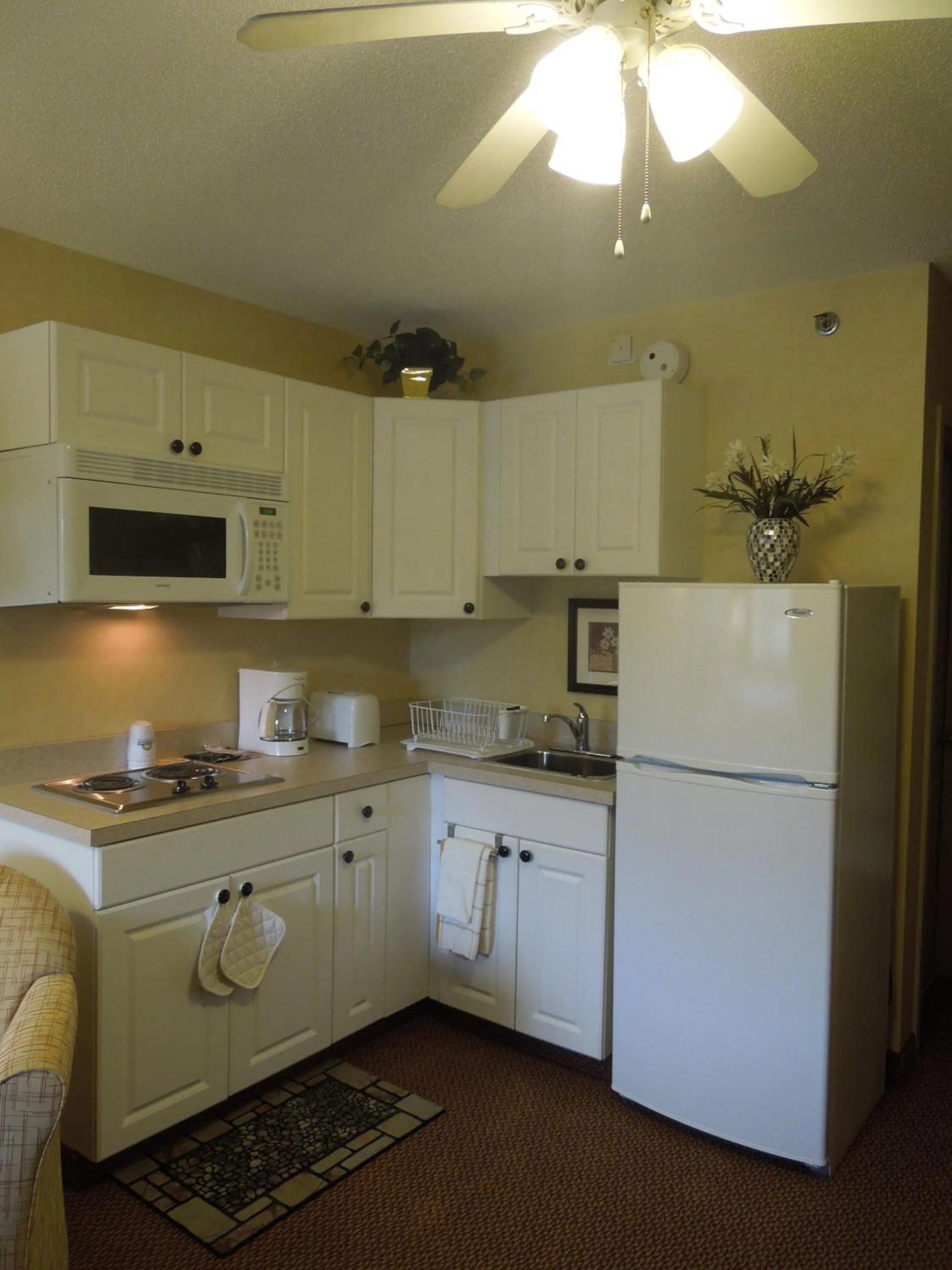 Kitchen or kitchenette in Days Inn by Wyndham Harrisburg North