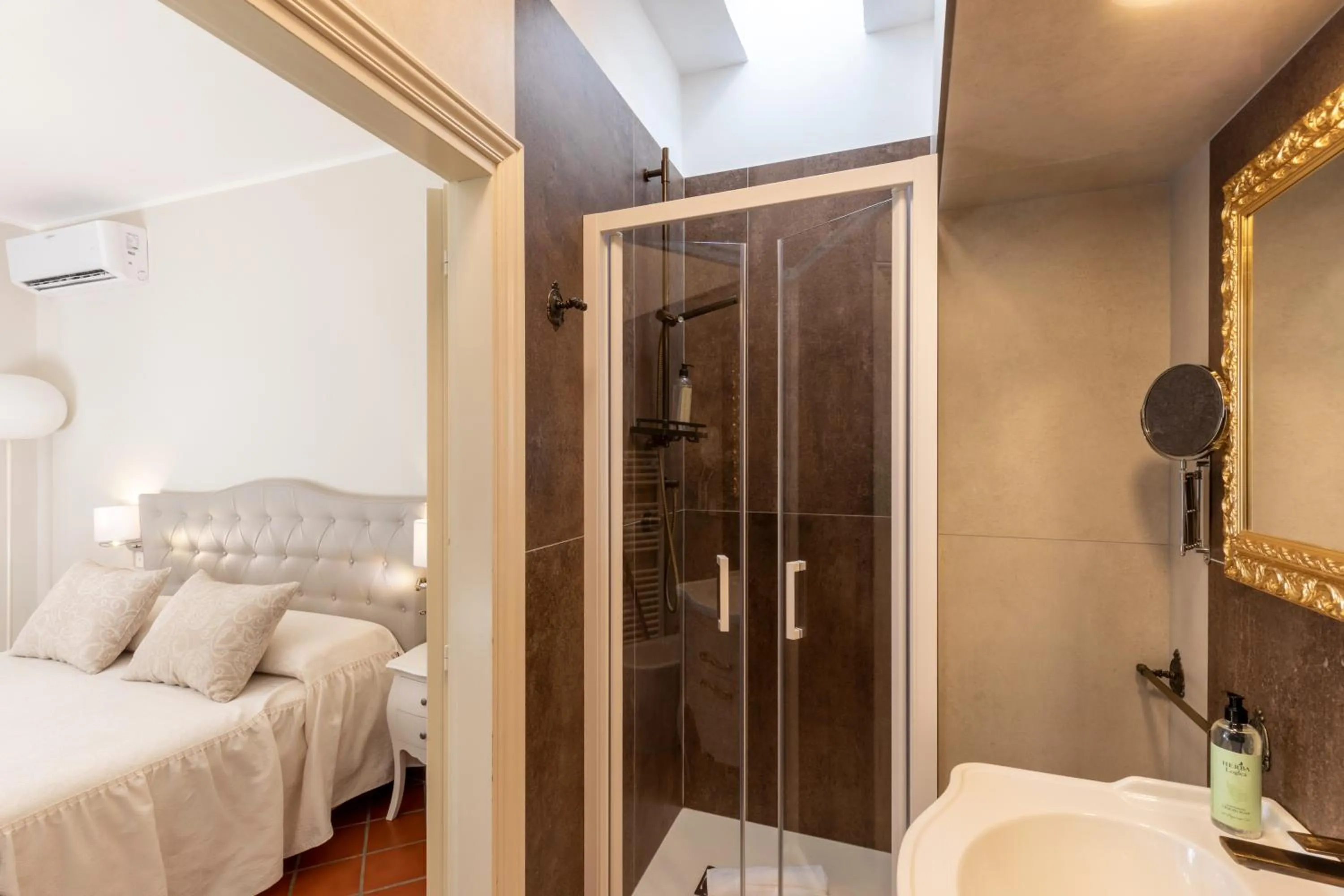 Shower, Bed in Il Torrione