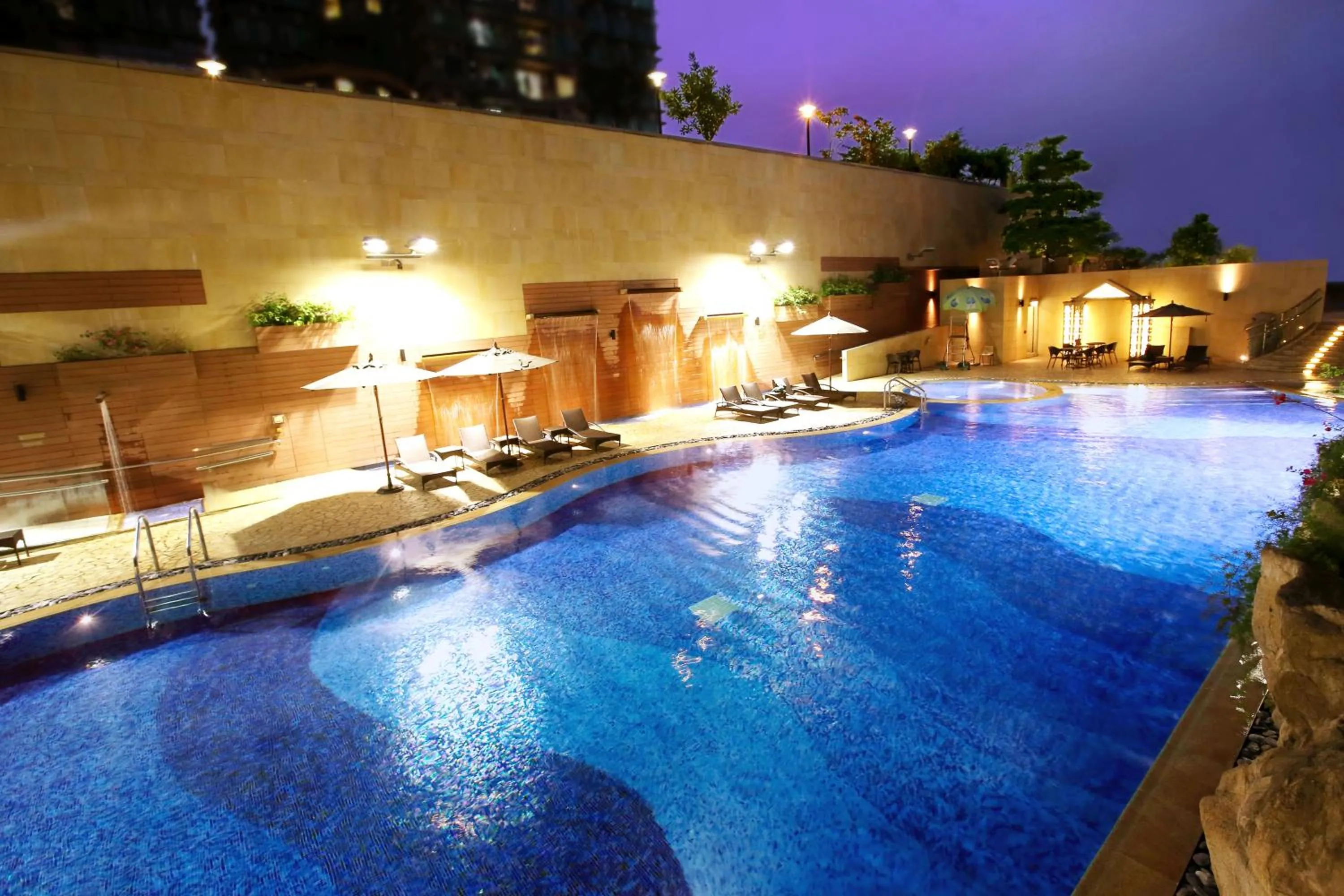 Swimming pool in Harbour Plaza 8 Degrees