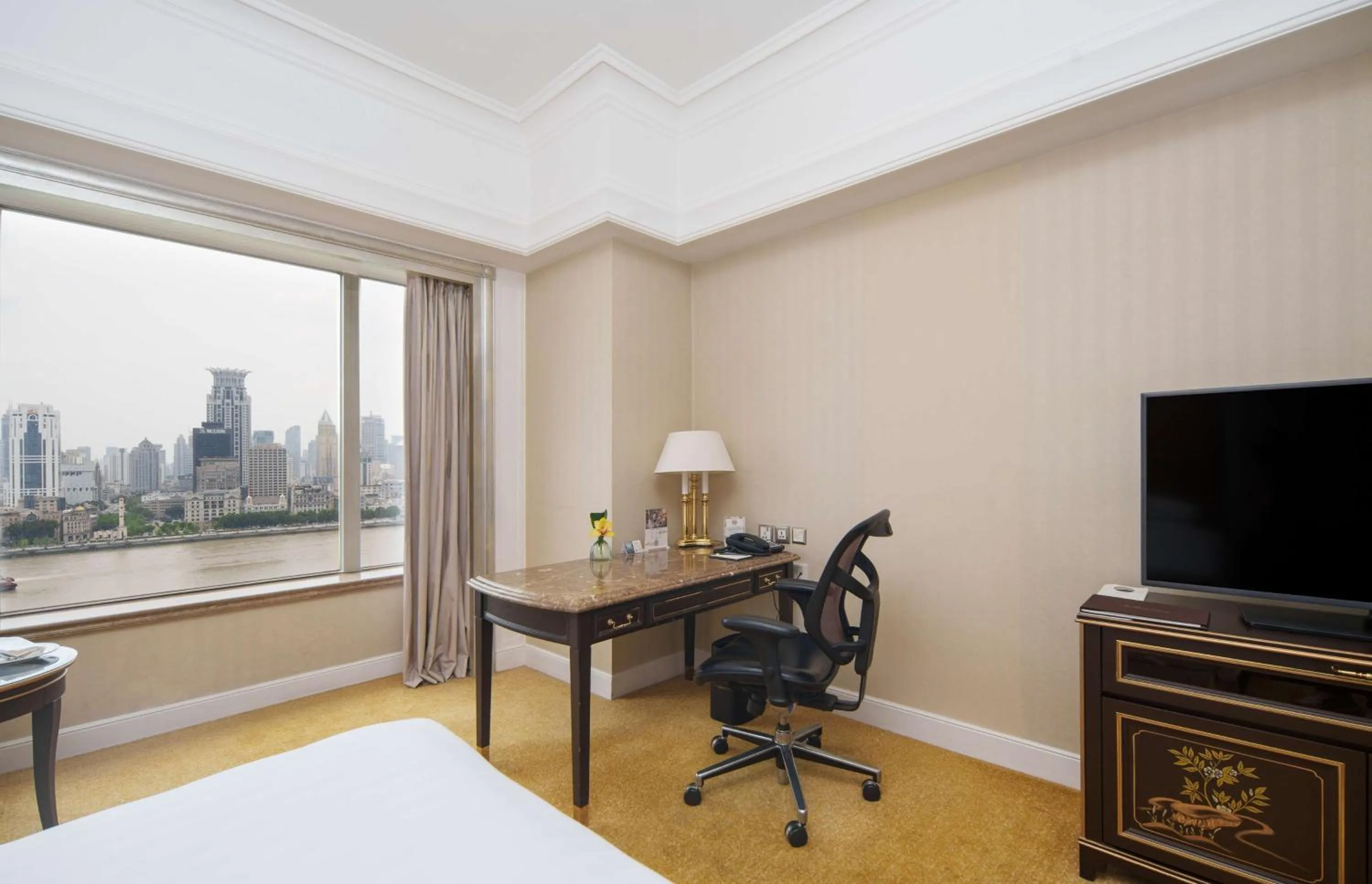 Bedroom, Bed in Pudong Shangri-La, Shanghai