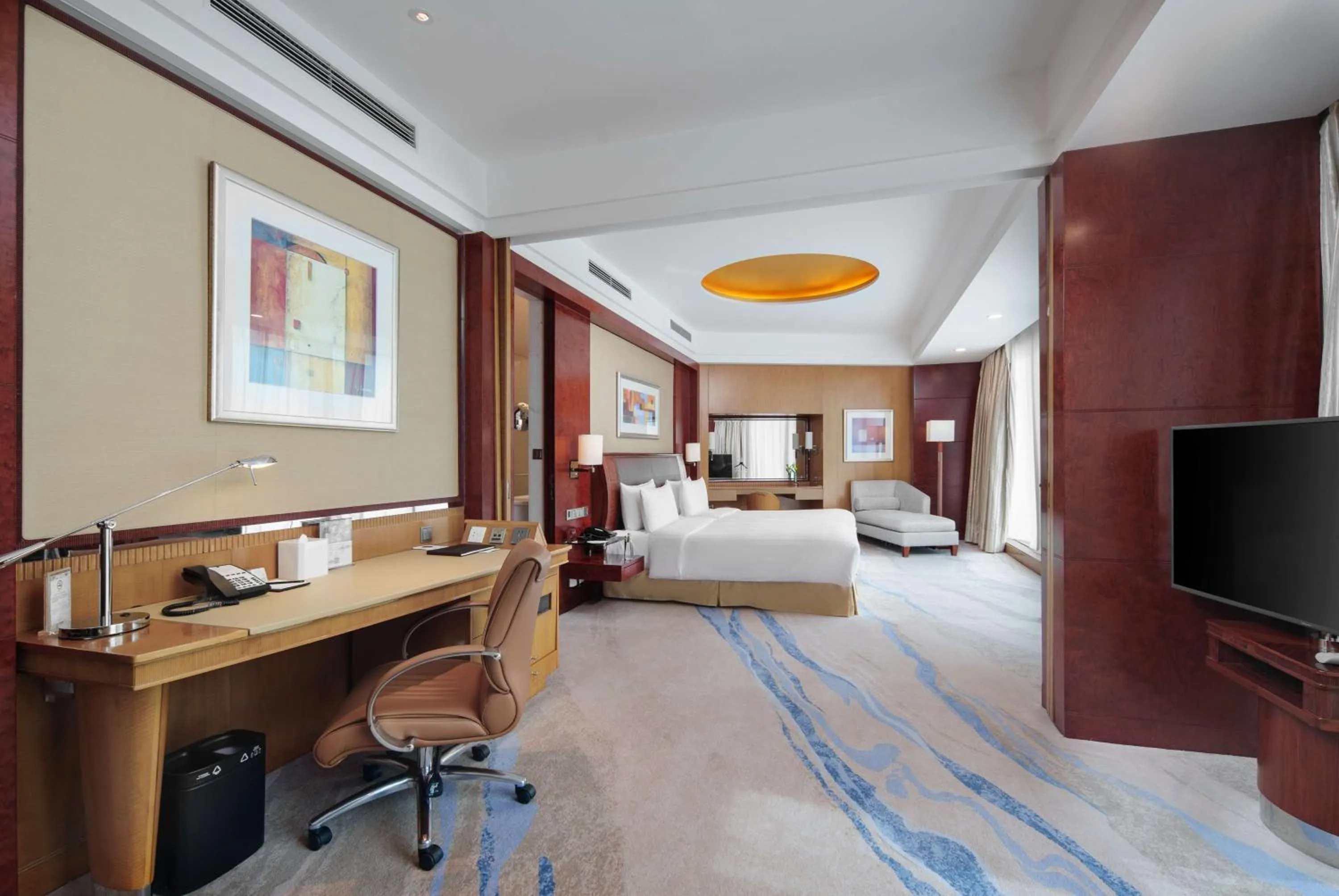 Bedroom, Bed in Pudong Shangri-La, Shanghai