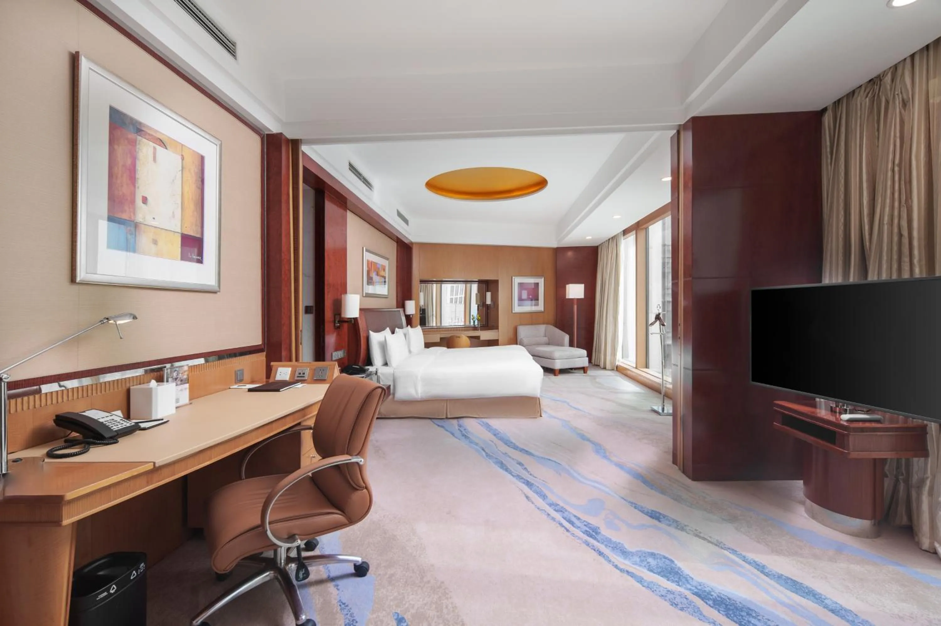 Seating area, Bed in Pudong Shangri-La, Shanghai