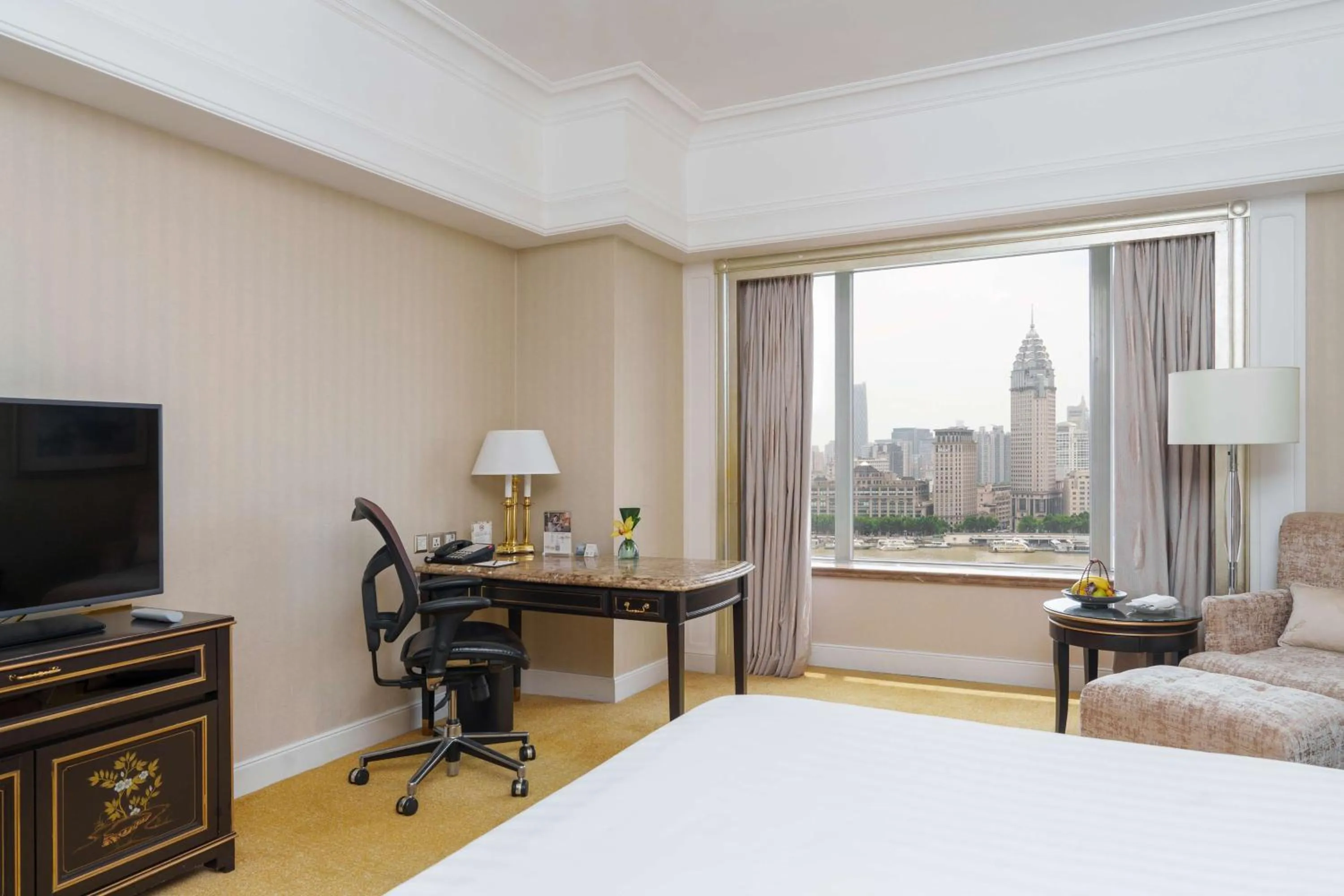 Bedroom, Bed in Pudong Shangri-La, Shanghai