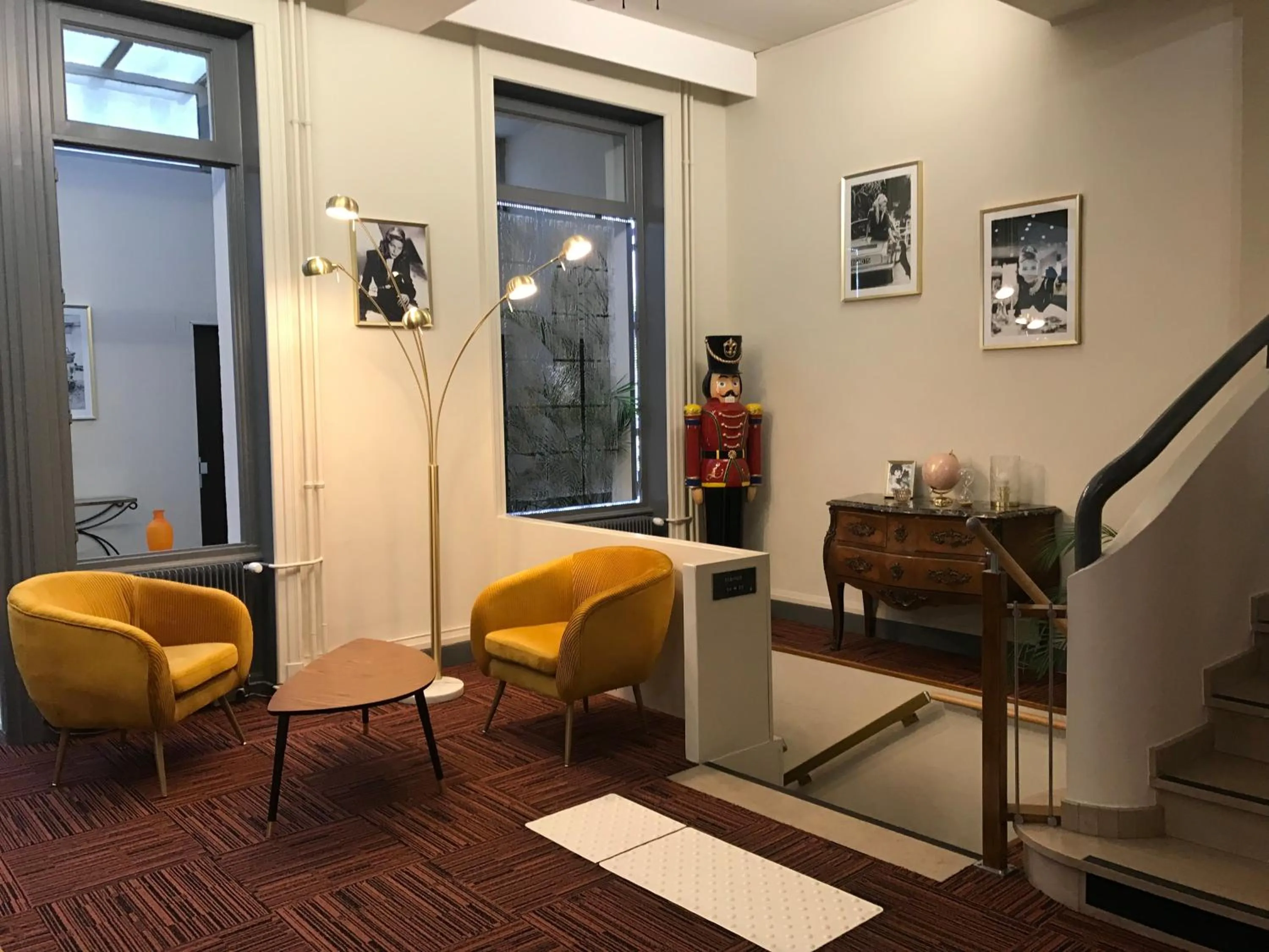 Living room in Logis Hôtel du Midi - Saint Etienne Sud