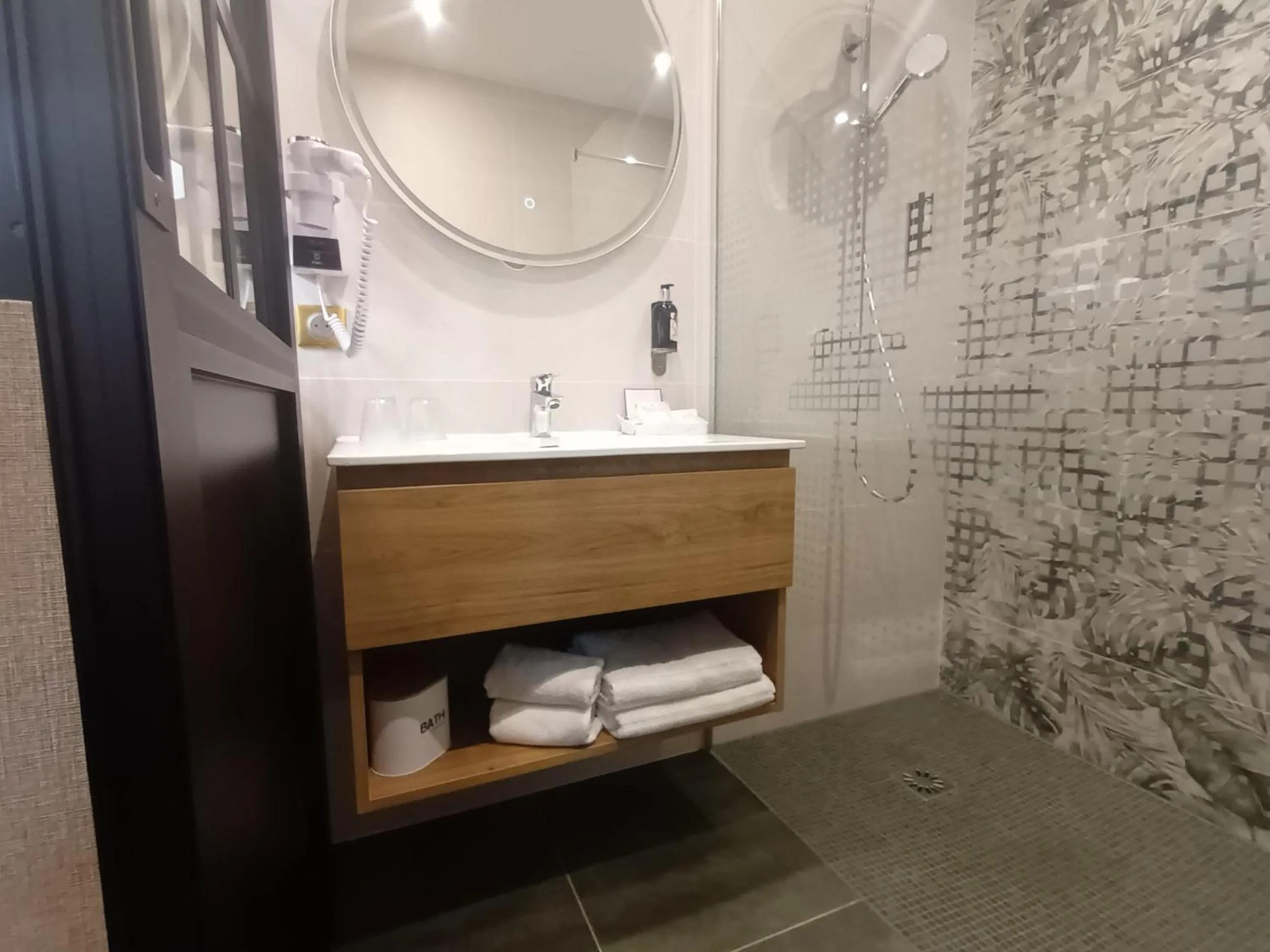 Bathroom in Logis Hôtel La Brèche - Restaurant Berthelot